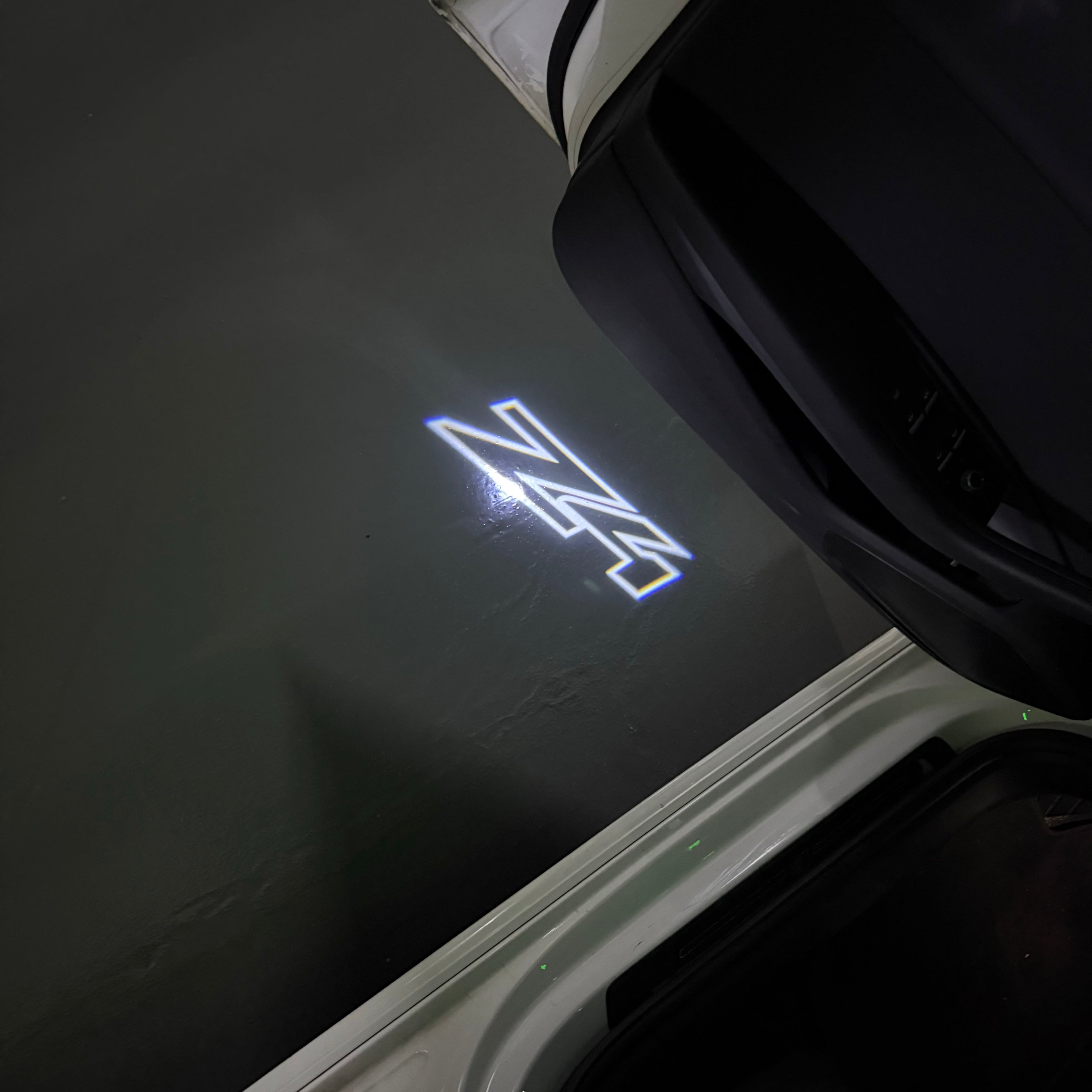 BMW M3 LOGO PROJECTOR LIGHTS Nr.24 (الكمية 1 = 1 مجموعة / 2 أضواء باب)