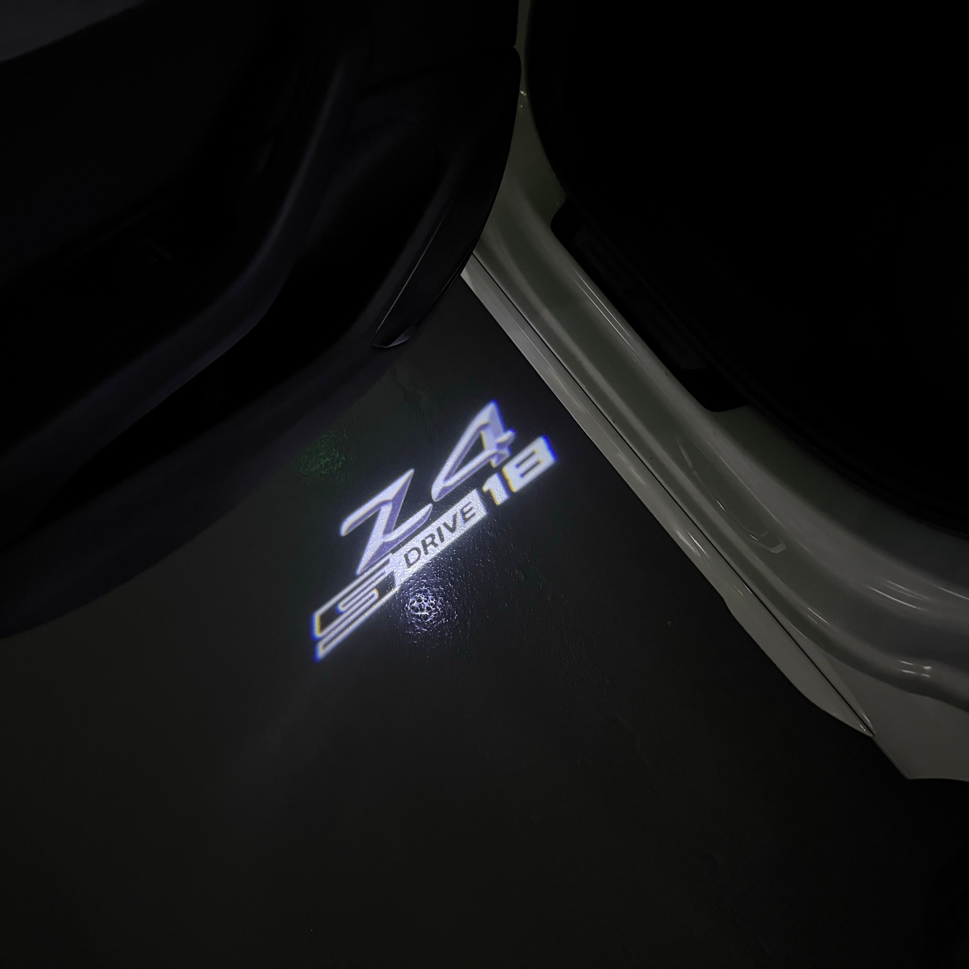 BMW M3 LOGO PROJECTOR LIGHTS Nr.24 (الكمية 1 = 1 مجموعة / 2 أضواء باب)