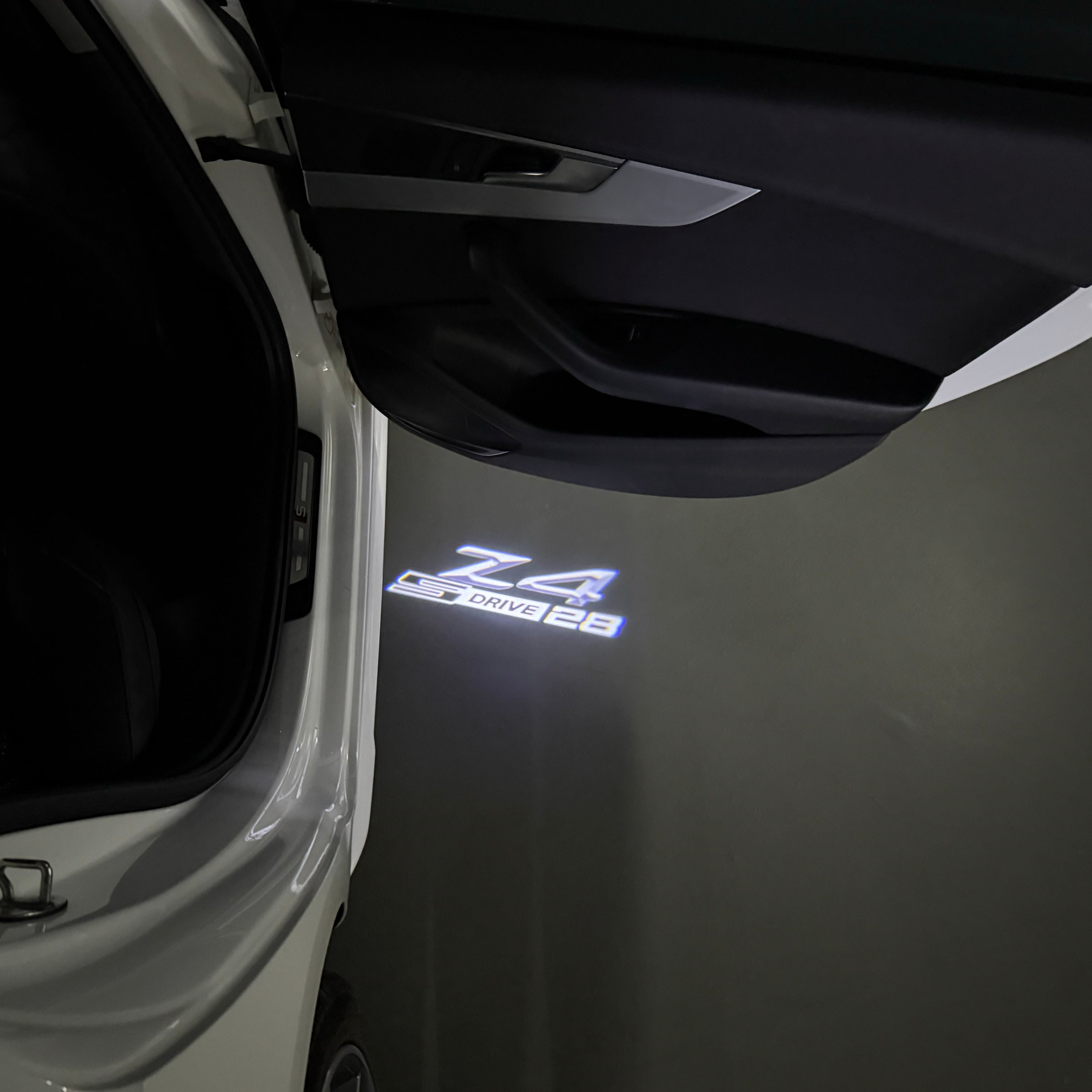 BMW M3 LOGO PROJECTOR LIGHTS Nr.24 (الكمية 1 = 1 مجموعة / 2 أضواء باب)