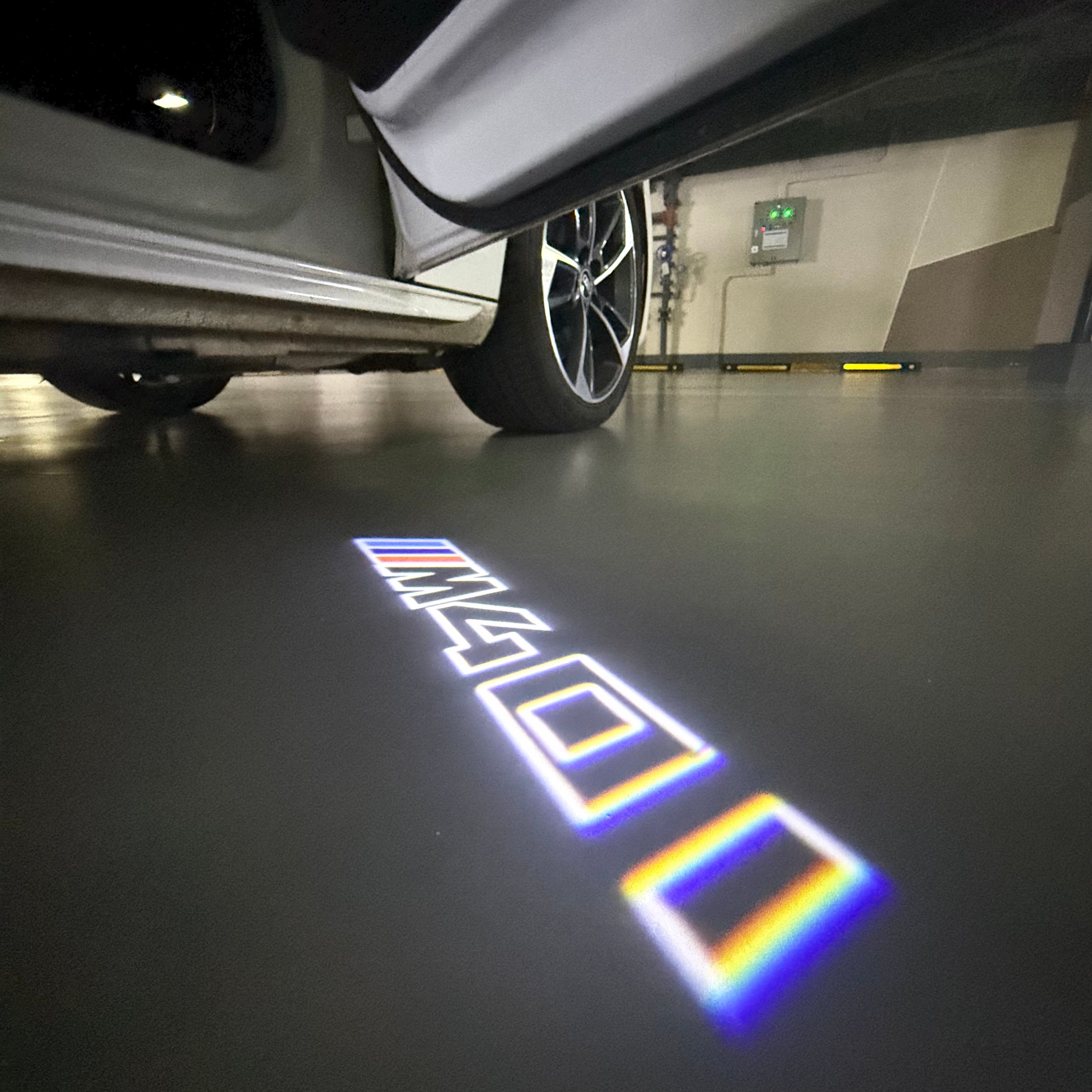 BMW M3 LOGO PROJECTOR LIGHTS Nr.24 (الكمية 1 = 1 مجموعة / 2 أضواء باب)