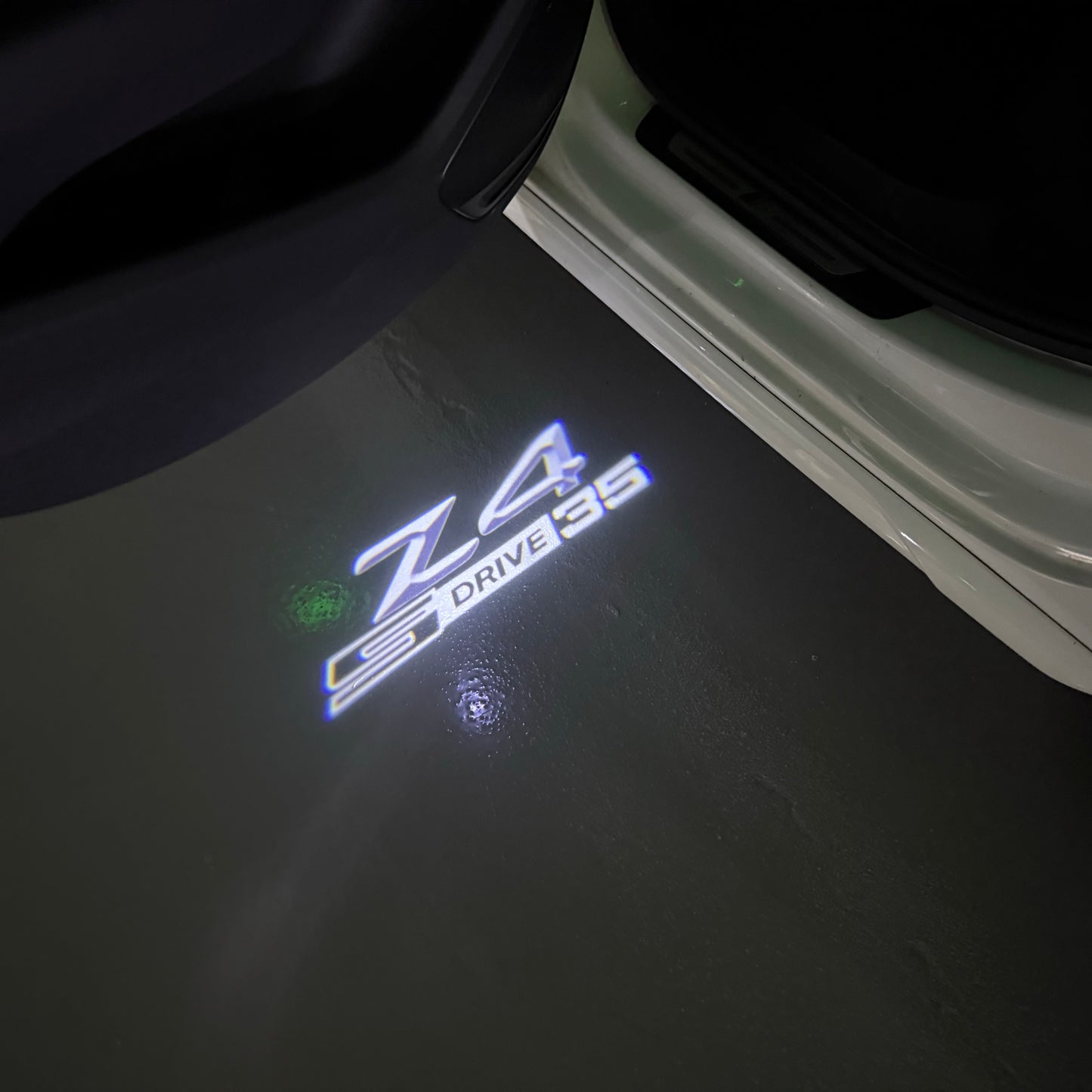 BMW  Z4 S drive  LOGO PROJECTOT LIGHTS (quantity 1 = 1 sets/2 door lights) Nr.6024q0t0131