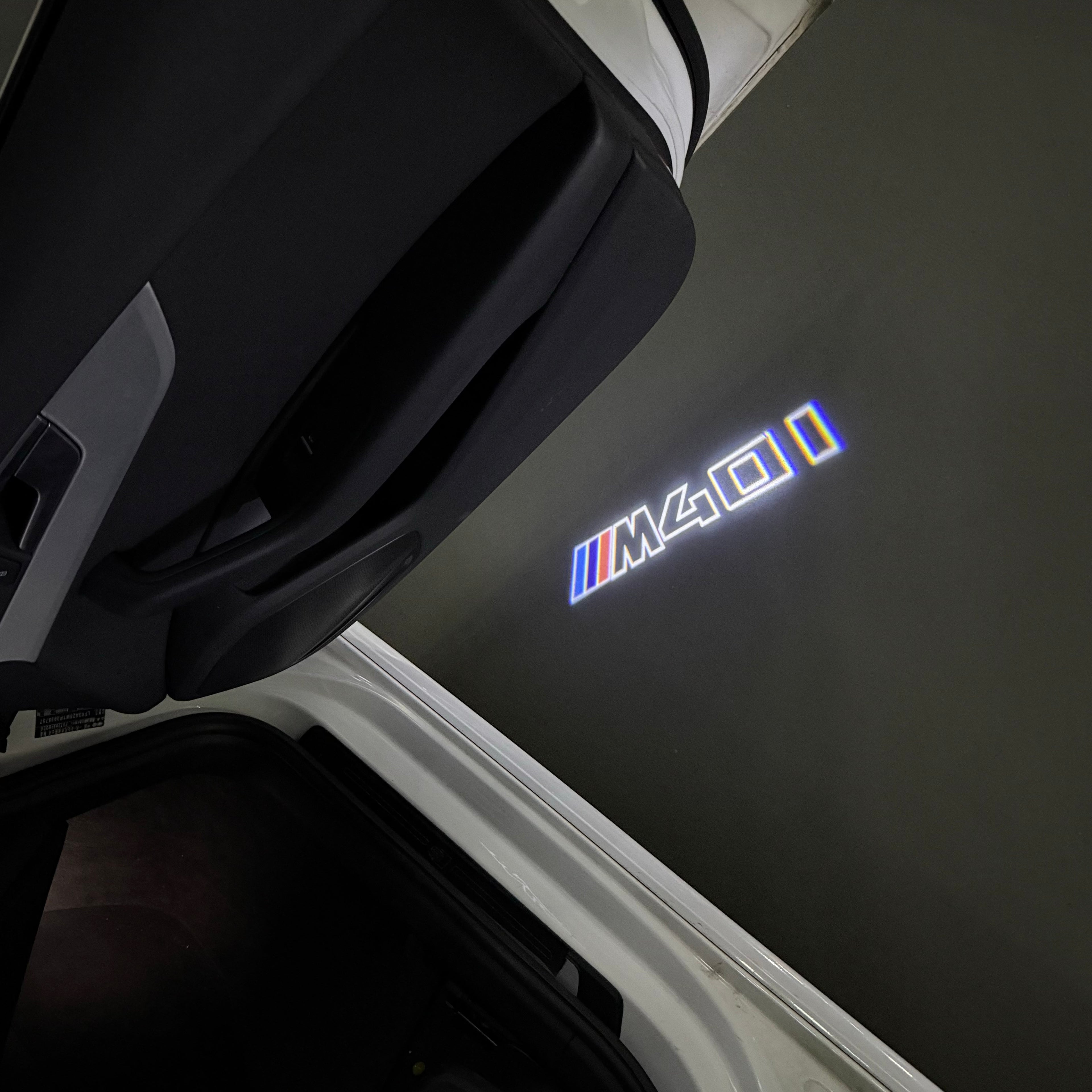 BMW M3 LOGO PROJECTOR LIGHTS Nr.24 (الكمية 1 = 1 مجموعة / 2 أضواء باب)