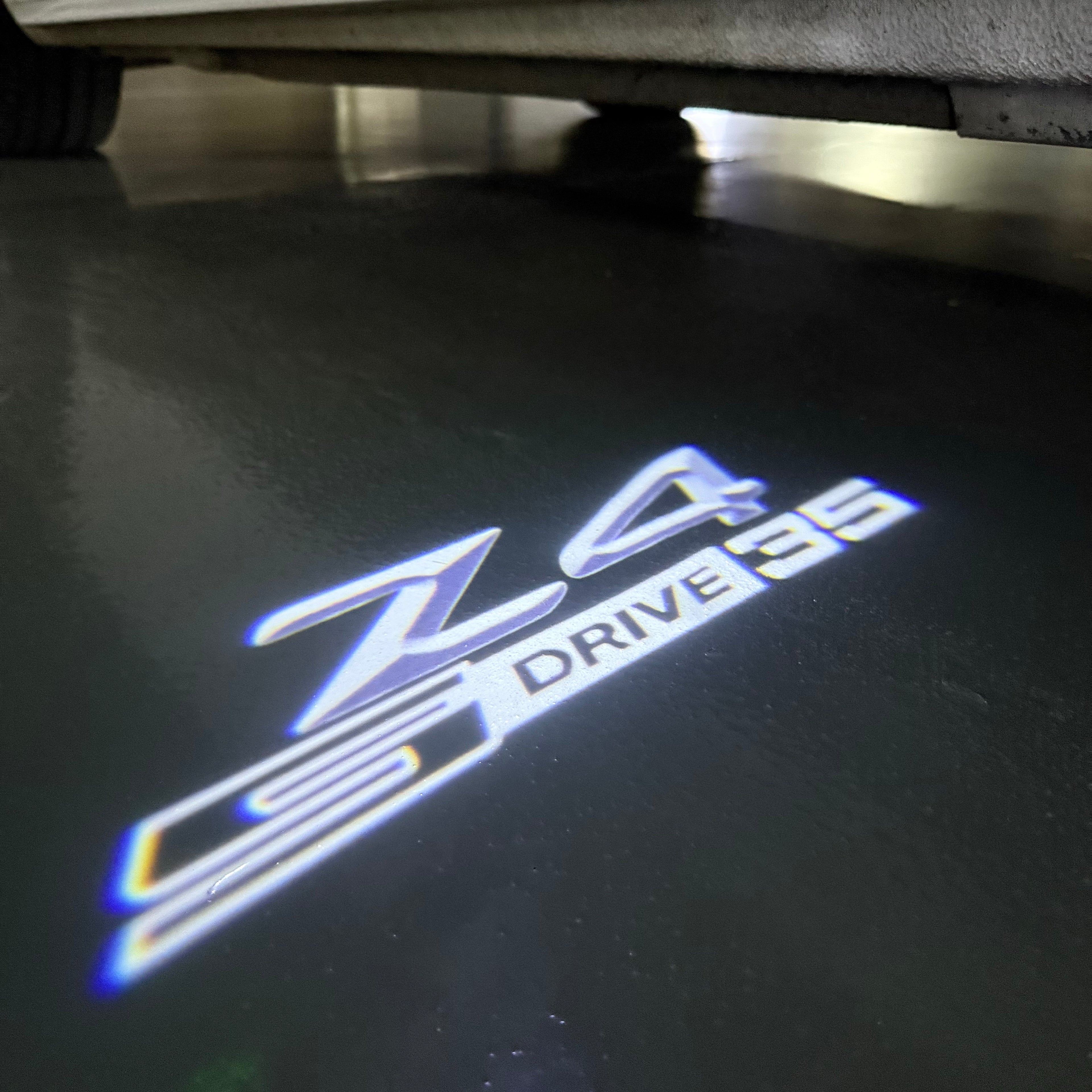 BMW M3 LOGO PROJECTOR LIGHTS Nr.24 (الكمية 1 = 1 مجموعة / 2 أضواء باب)