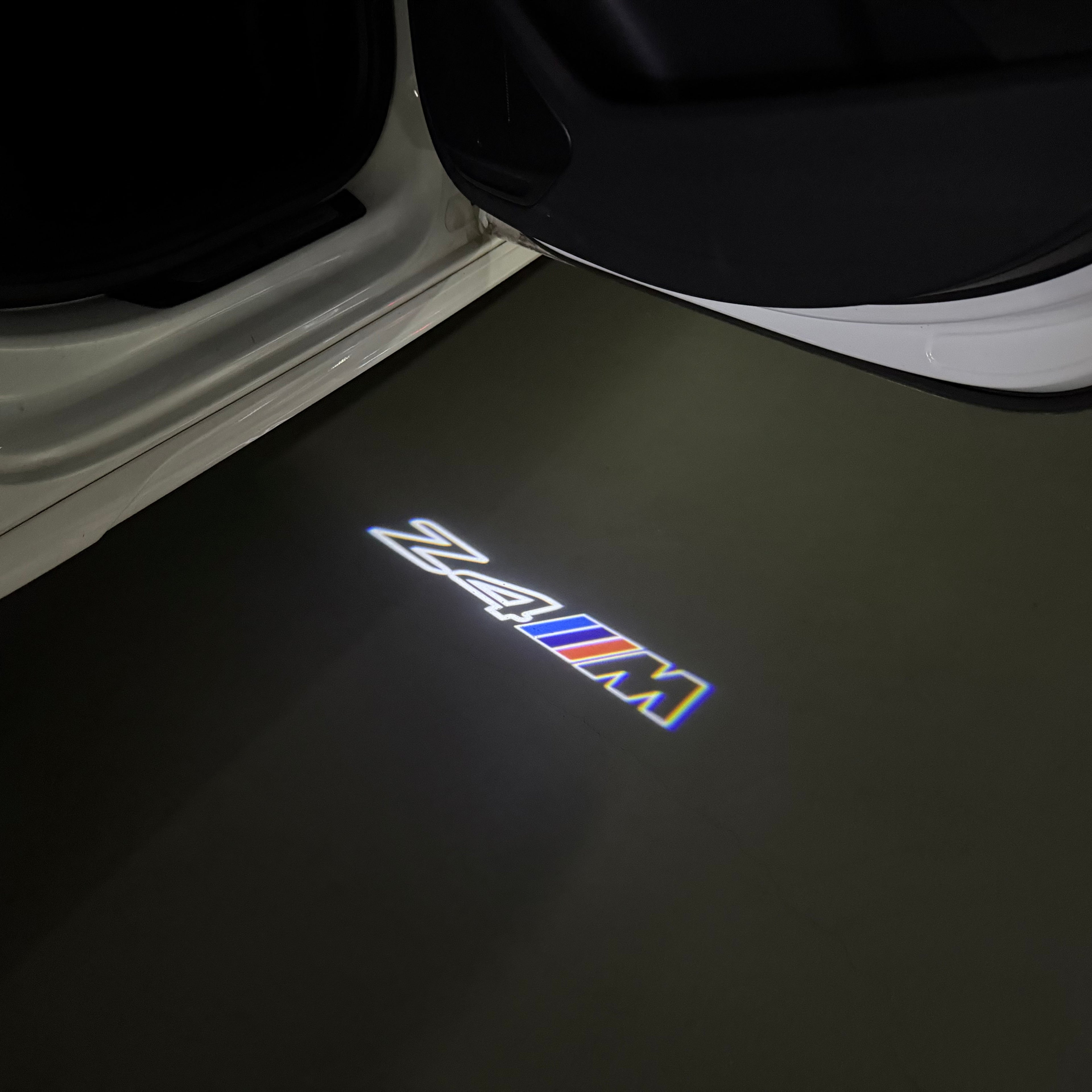 BMW M3 LOGO PROJECTOR LIGHTS Nr.24 (الكمية 1 = 1 مجموعة / 2 أضواء باب)