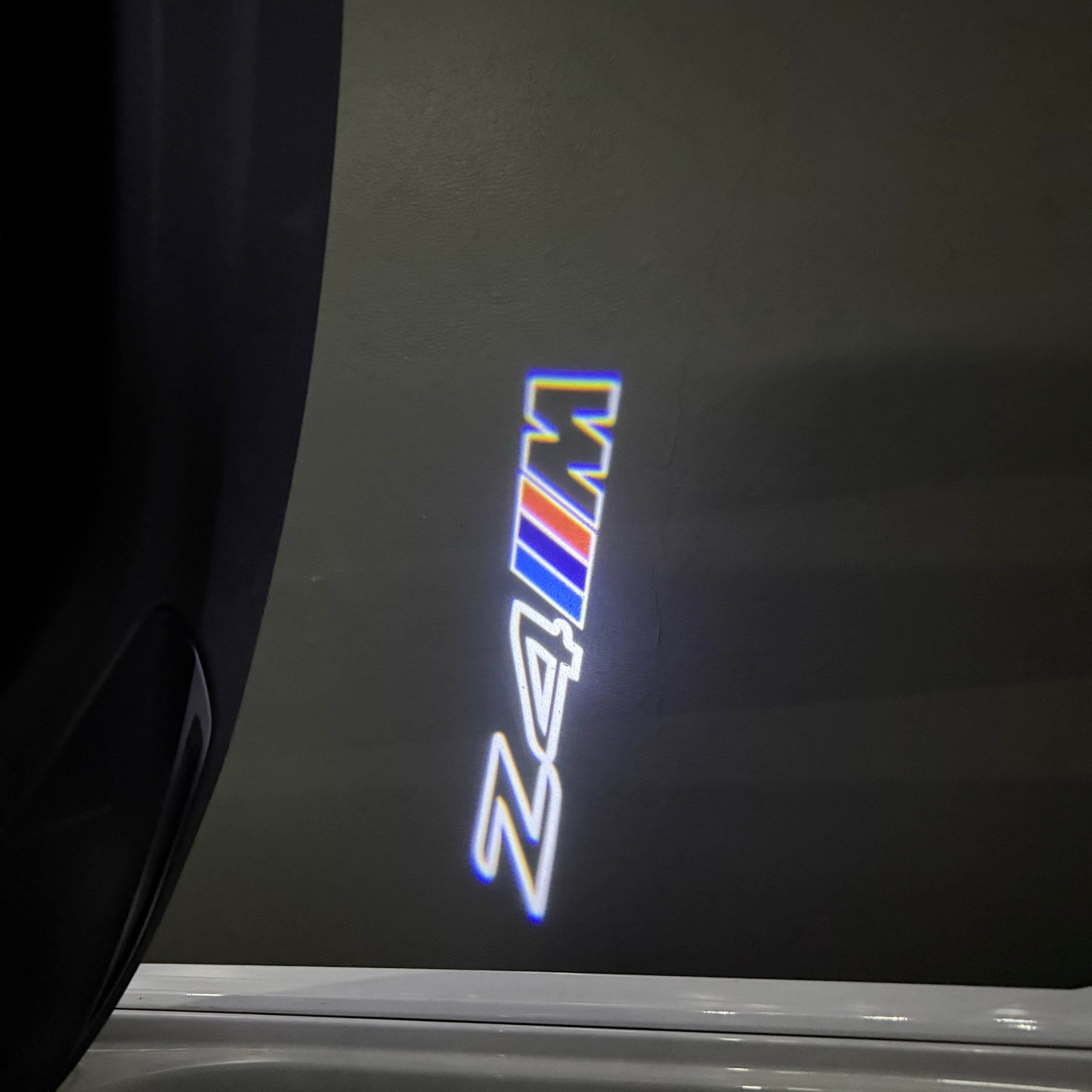 BMW M3 LOGO PROJECTOR LIGHTS Nr.24 (الكمية 1 = 1 مجموعة / 2 أضواء باب)