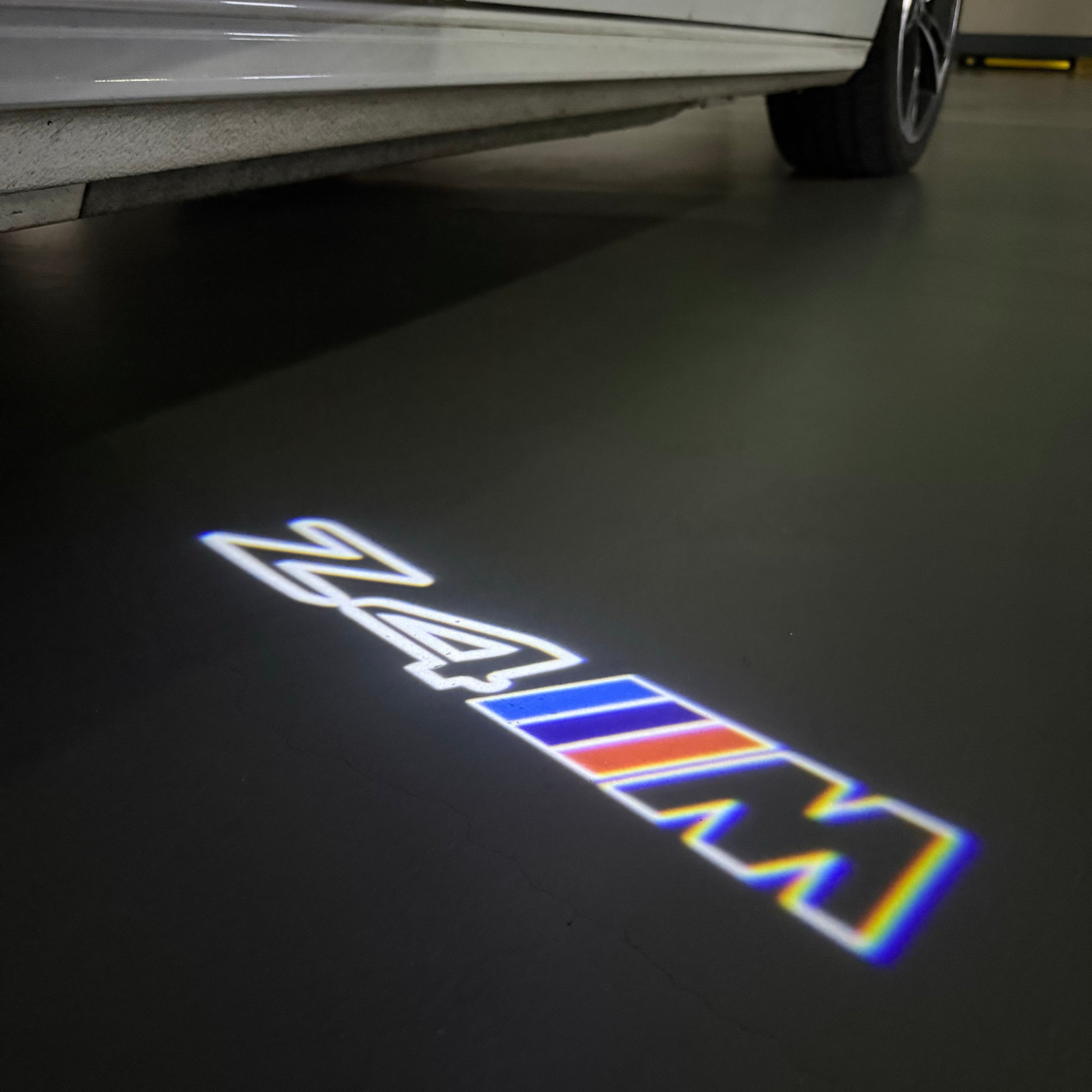 BMW M3 LOGO PROJECTOR LIGHTS Nr.24 (الكمية 1 = 1 مجموعة / 2 أضواء باب)