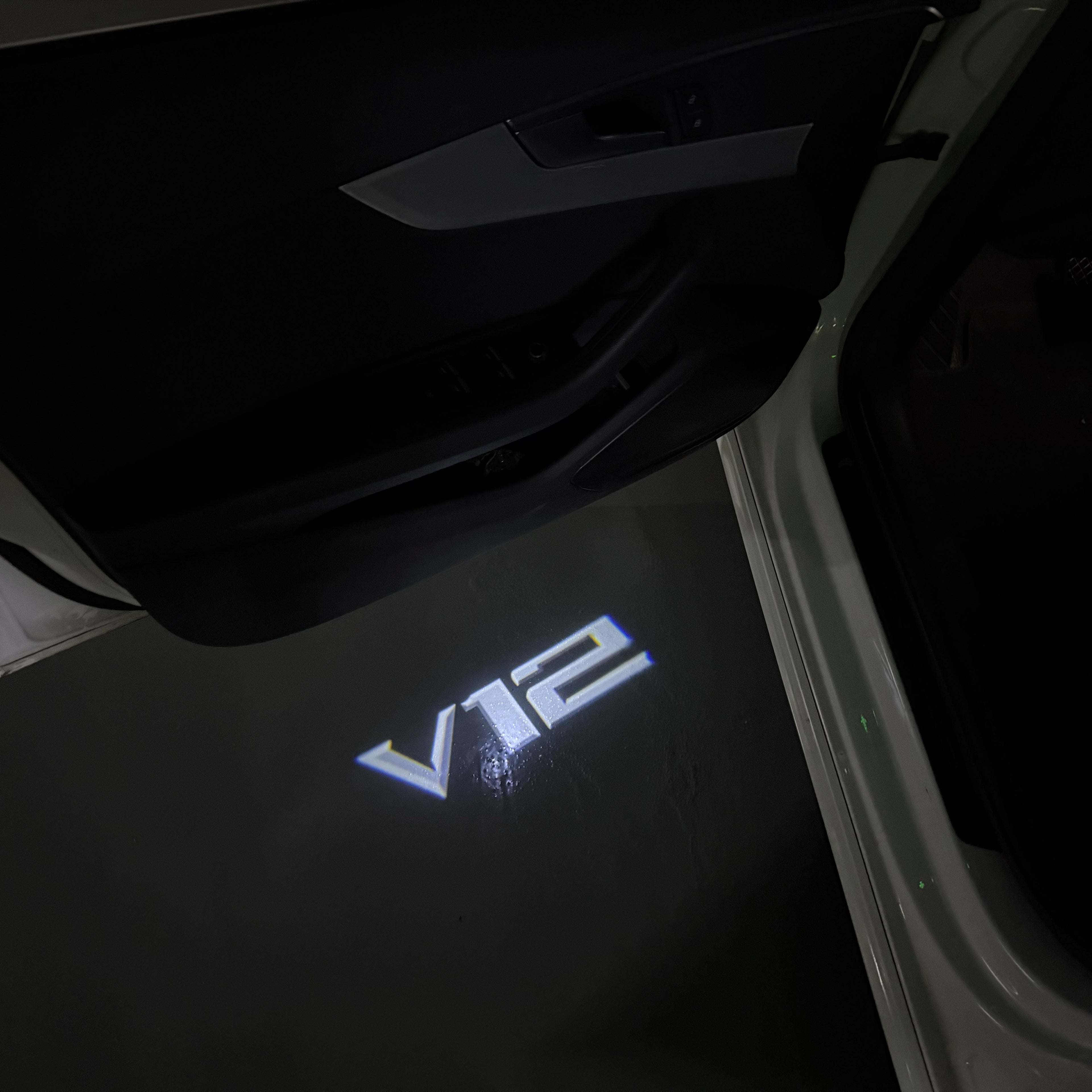BMW 7 SERIES V12  LOGO PROJECTOT LIGHTS (quantity 1 = 1 sets/2 door lights) Nr.6024q182