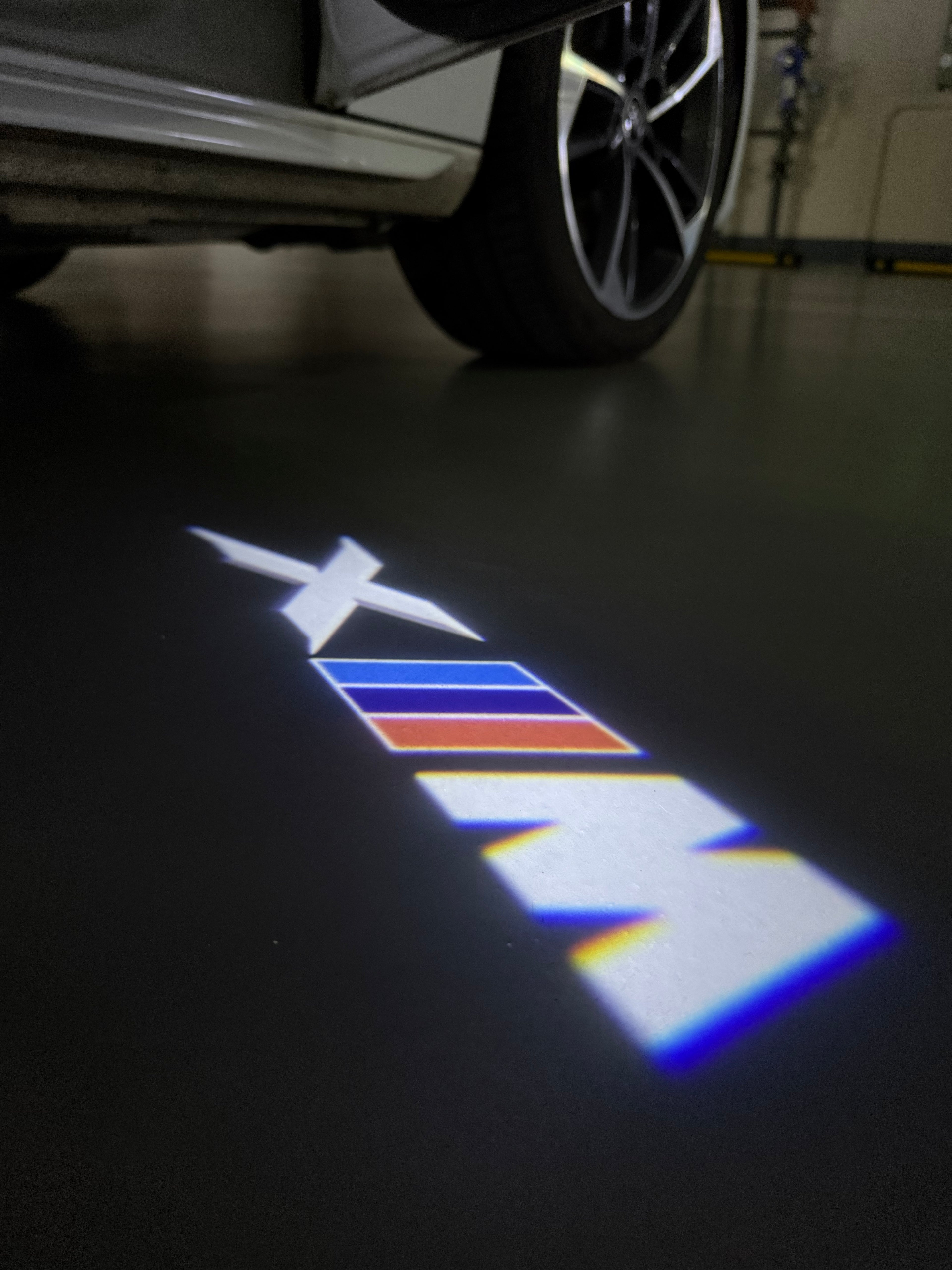 BMW M3 LOGO PROJECTOR LIGHTS Nr.24 (الكمية 1 = 1 مجموعة / 2 أضواء باب)
