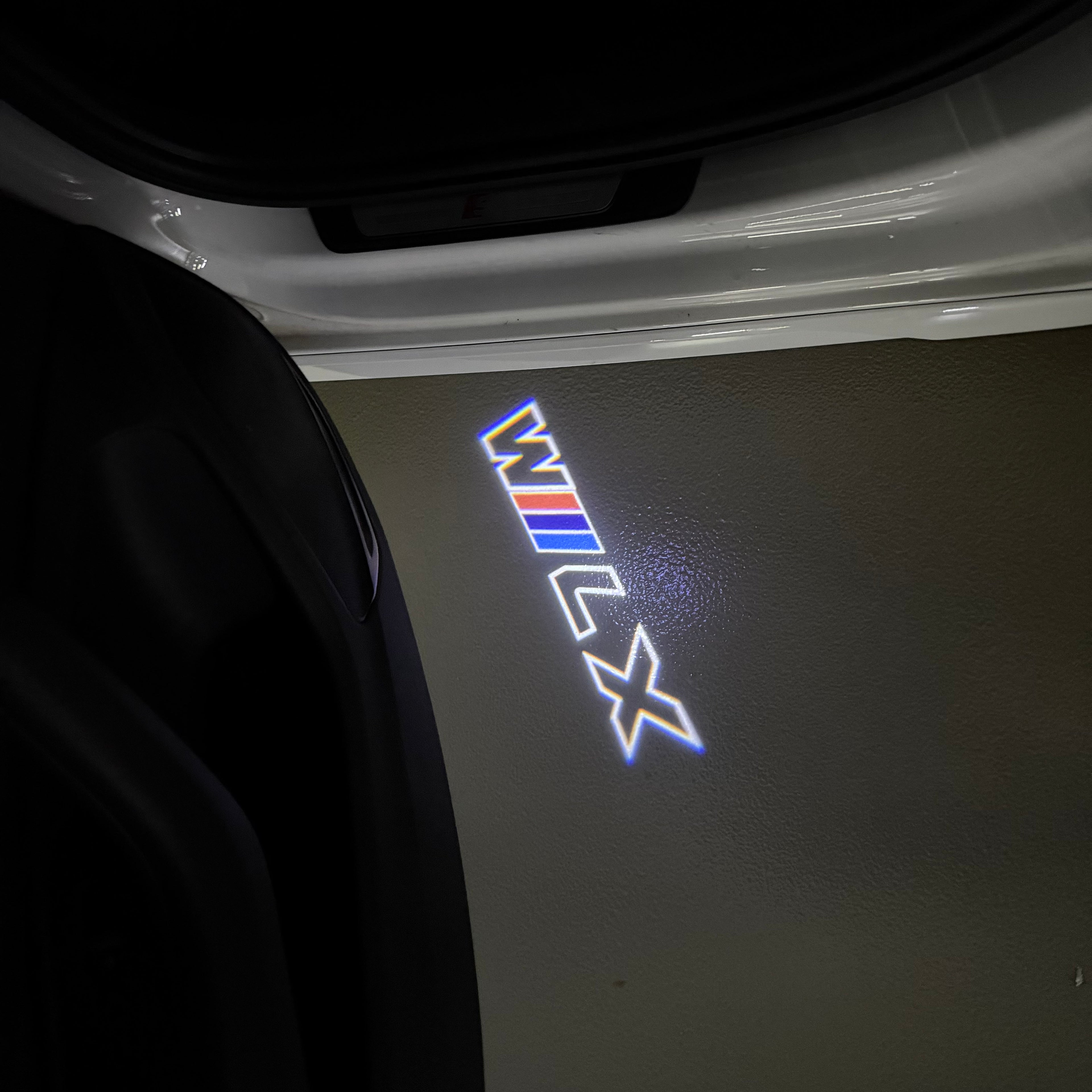 BMW M3 LOGO PROJECTOR LIGHTS Nr.24 (الكمية 1 = 1 مجموعة / 2 أضواء باب)
