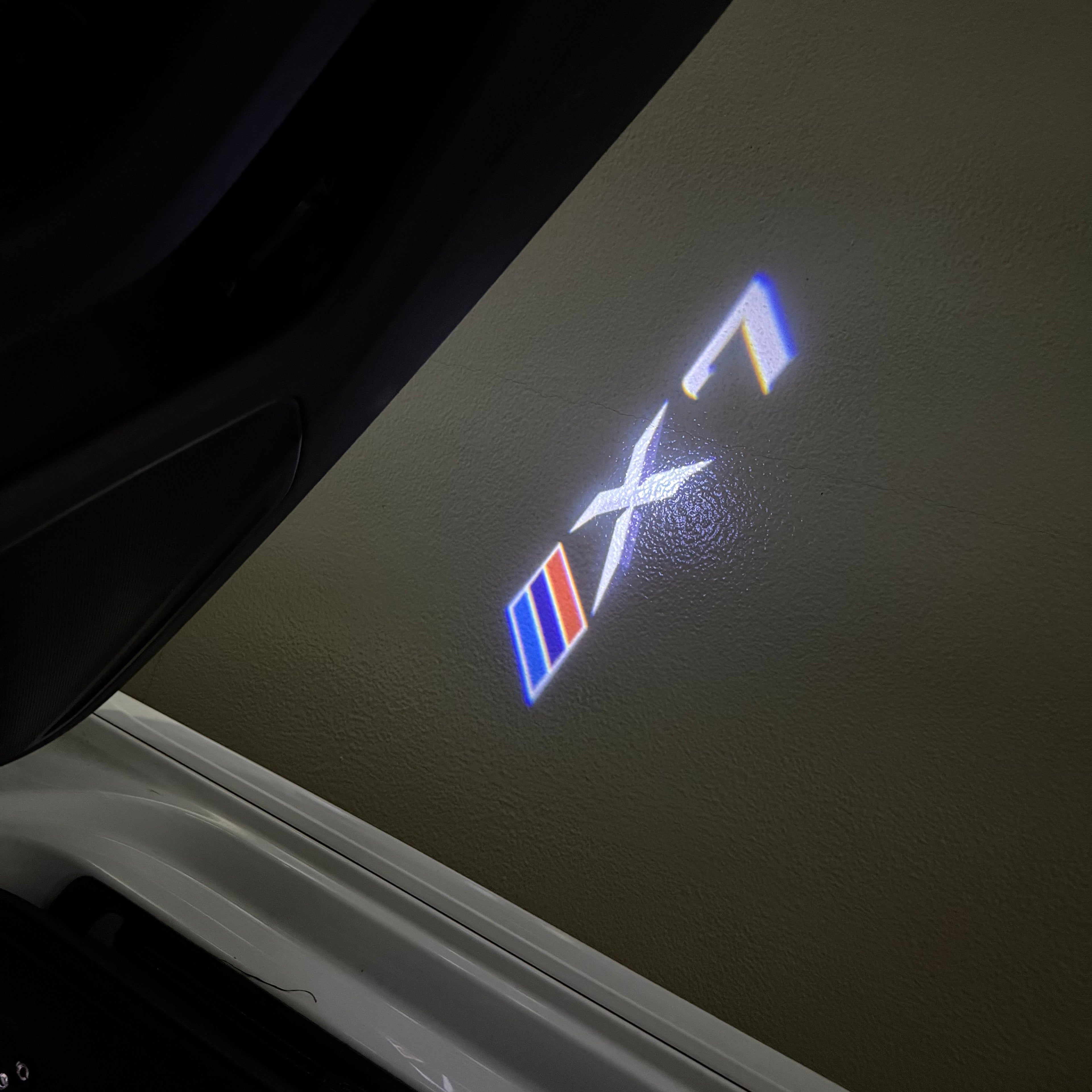 BMW M3 LOGO PROJECTOR LIGHTS Nr.24 (الكمية 1 = 1 مجموعة / 2 أضواء باب)