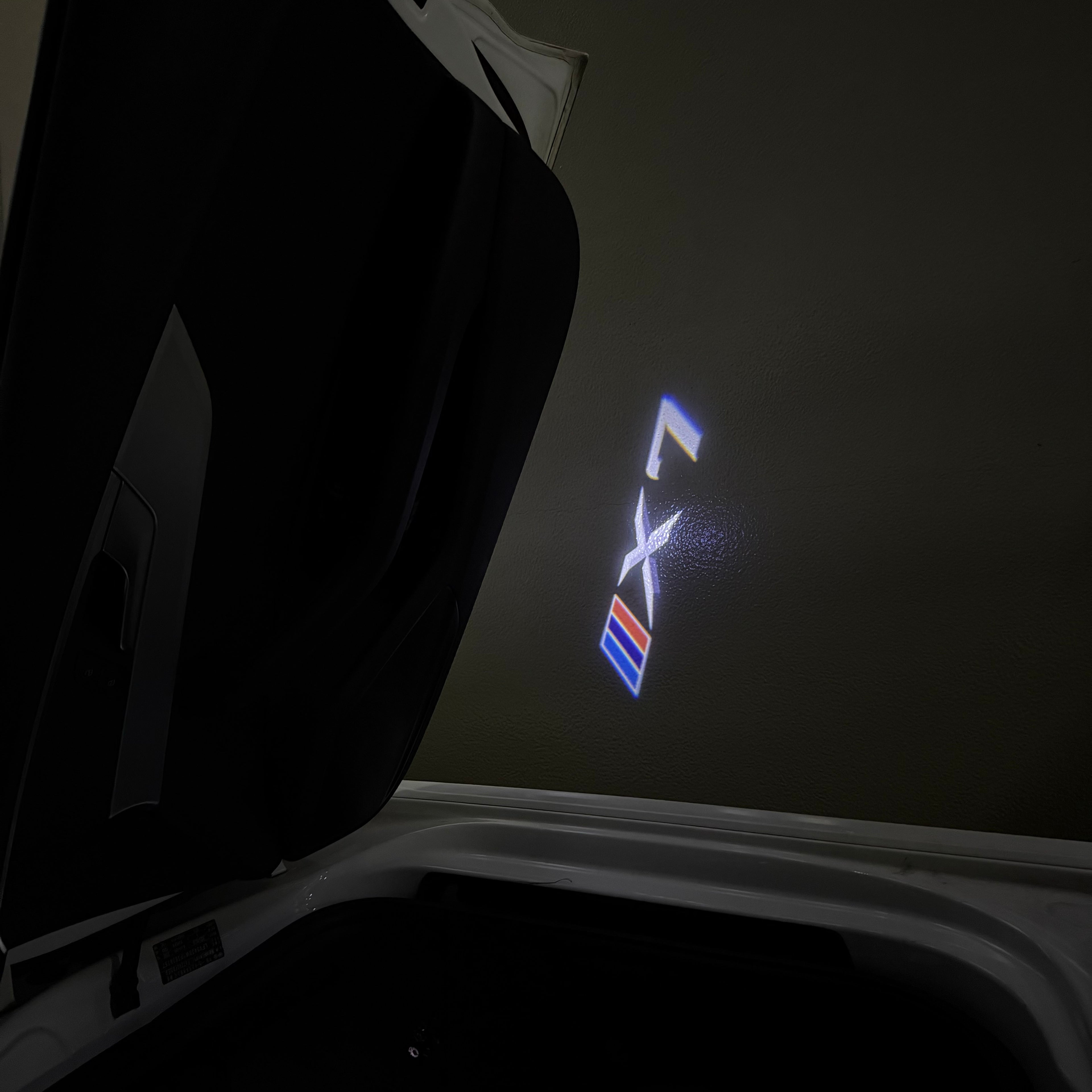 BMW M3 LOGO PROJECTOR LIGHTS Nr.24 (الكمية 1 = 1 مجموعة / 2 أضواء باب)