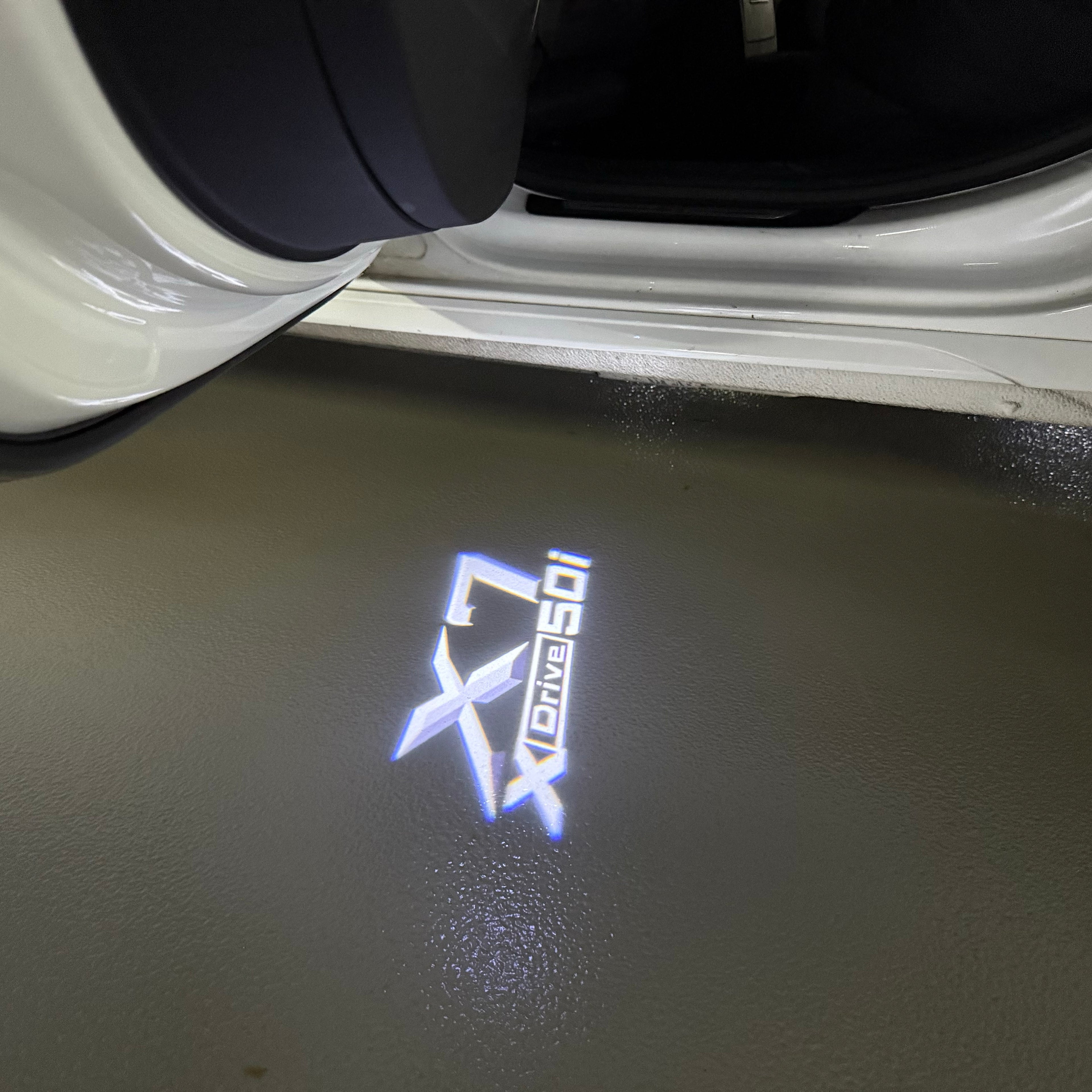 BMW M3 LOGO PROJECTOR LIGHTS Nr.24 (الكمية 1 = 1 مجموعة / 2 أضواء باب)