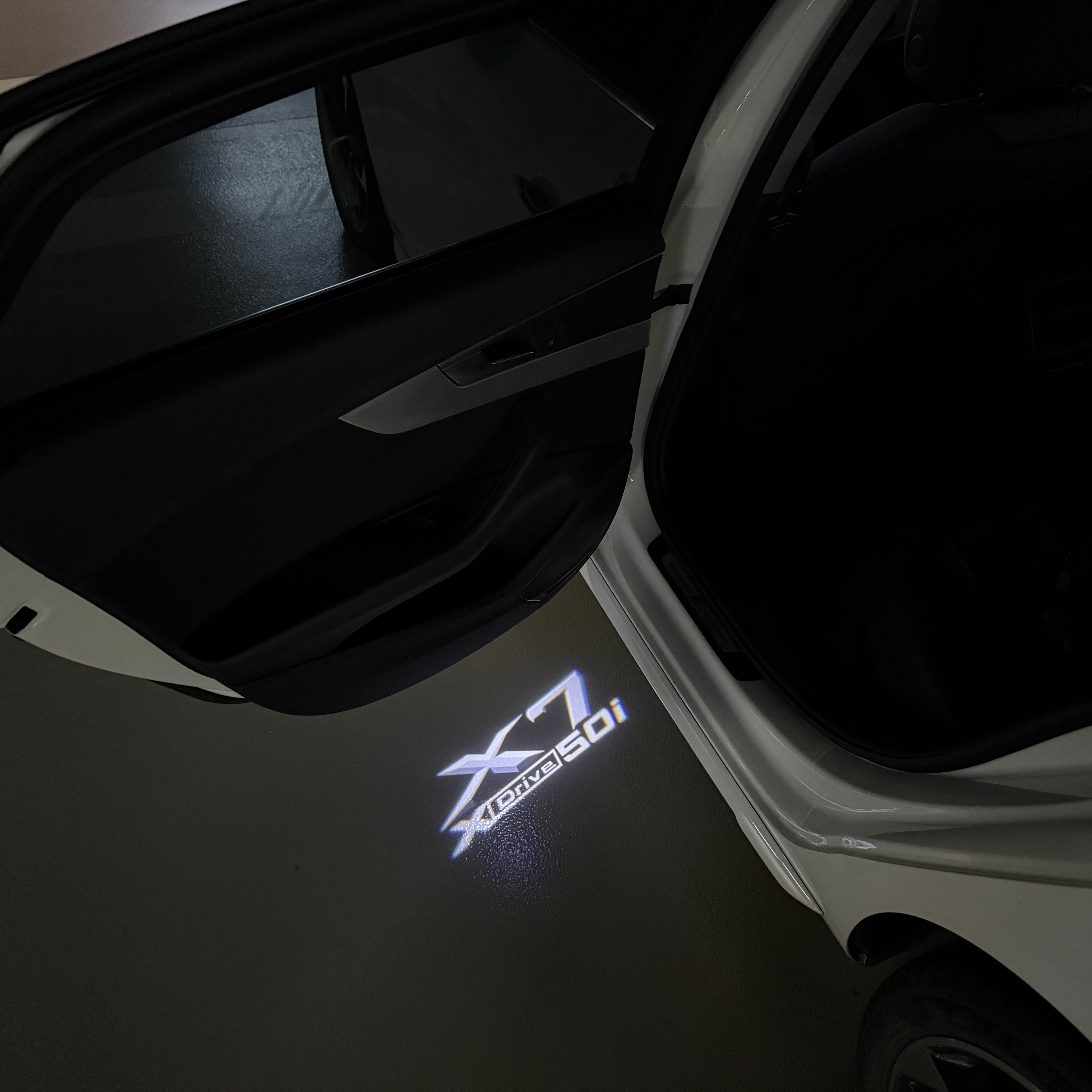 BMW M3 LOGO PROJECTOR LIGHTS Nr.24 (الكمية 1 = 1 مجموعة / 2 أضواء باب)