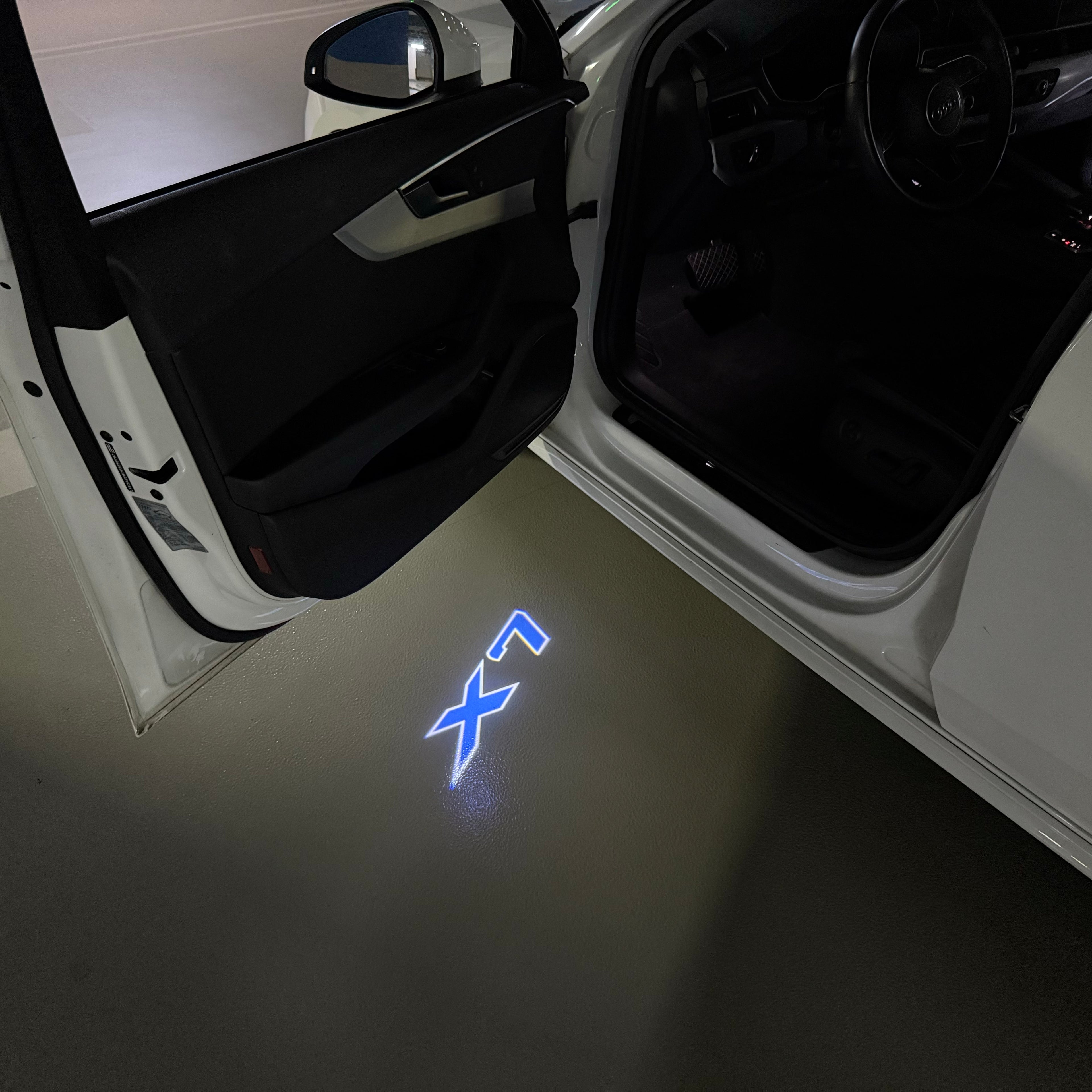 BMW M3 LOGO PROJECTOR LIGHTS Nr.24 (الكمية 1 = 1 مجموعة / 2 أضواء باب)
