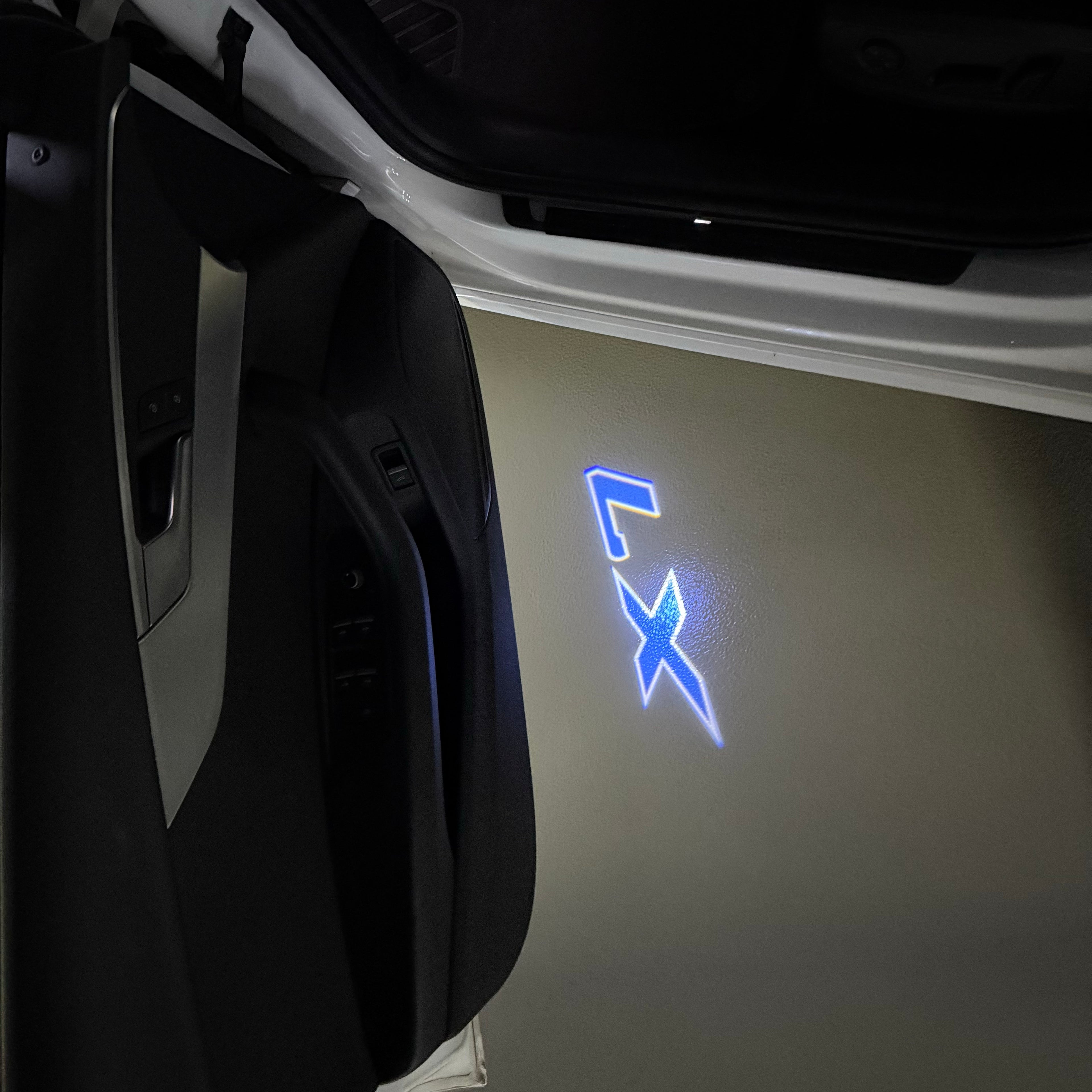 BMW M3 LOGO PROJECTOR LIGHTS Nr.24 (الكمية 1 = 1 مجموعة / 2 أضواء باب)