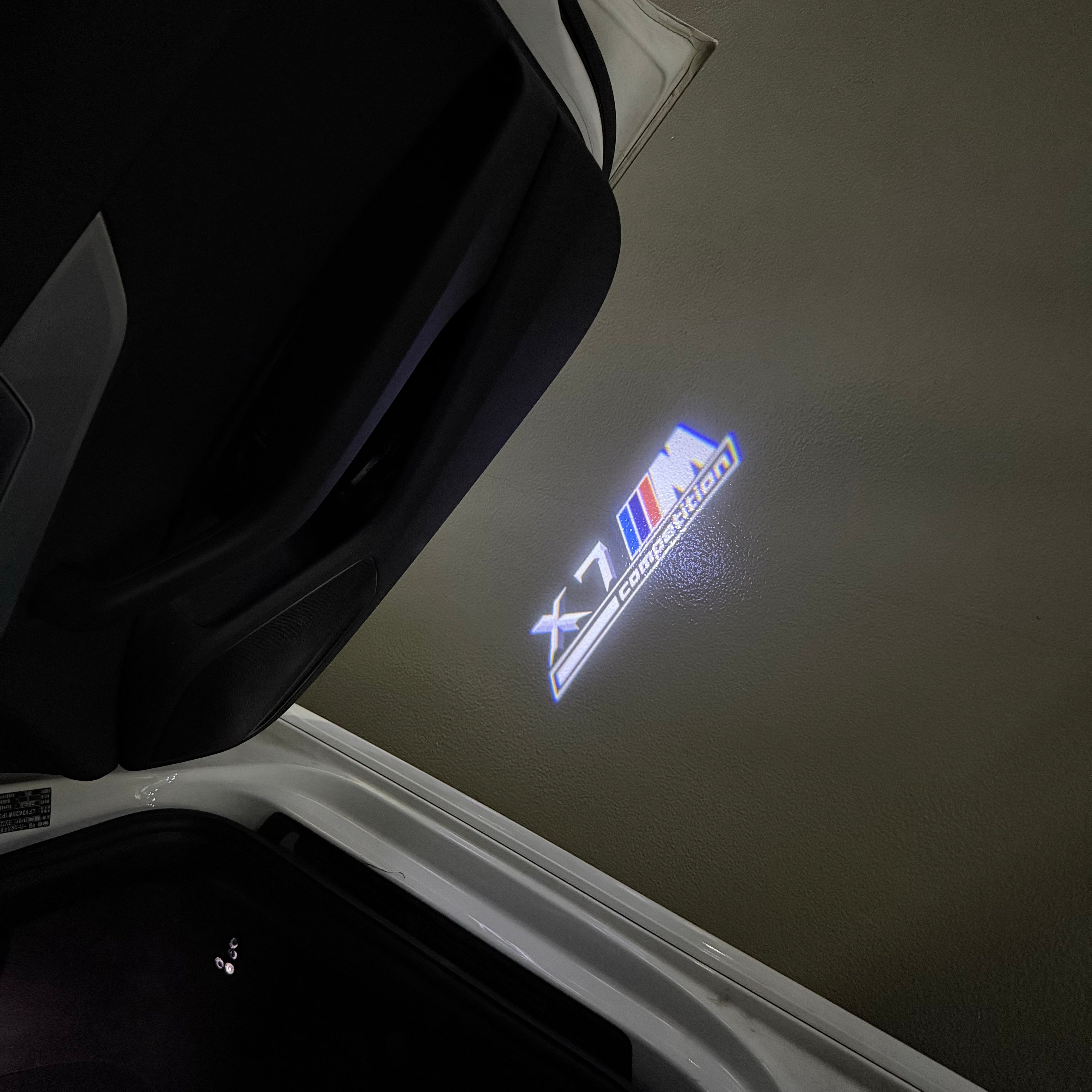 BMW M3 LOGO PROJECTOR LIGHTS Nr.24 (الكمية 1 = 1 مجموعة / 2 أضواء باب)