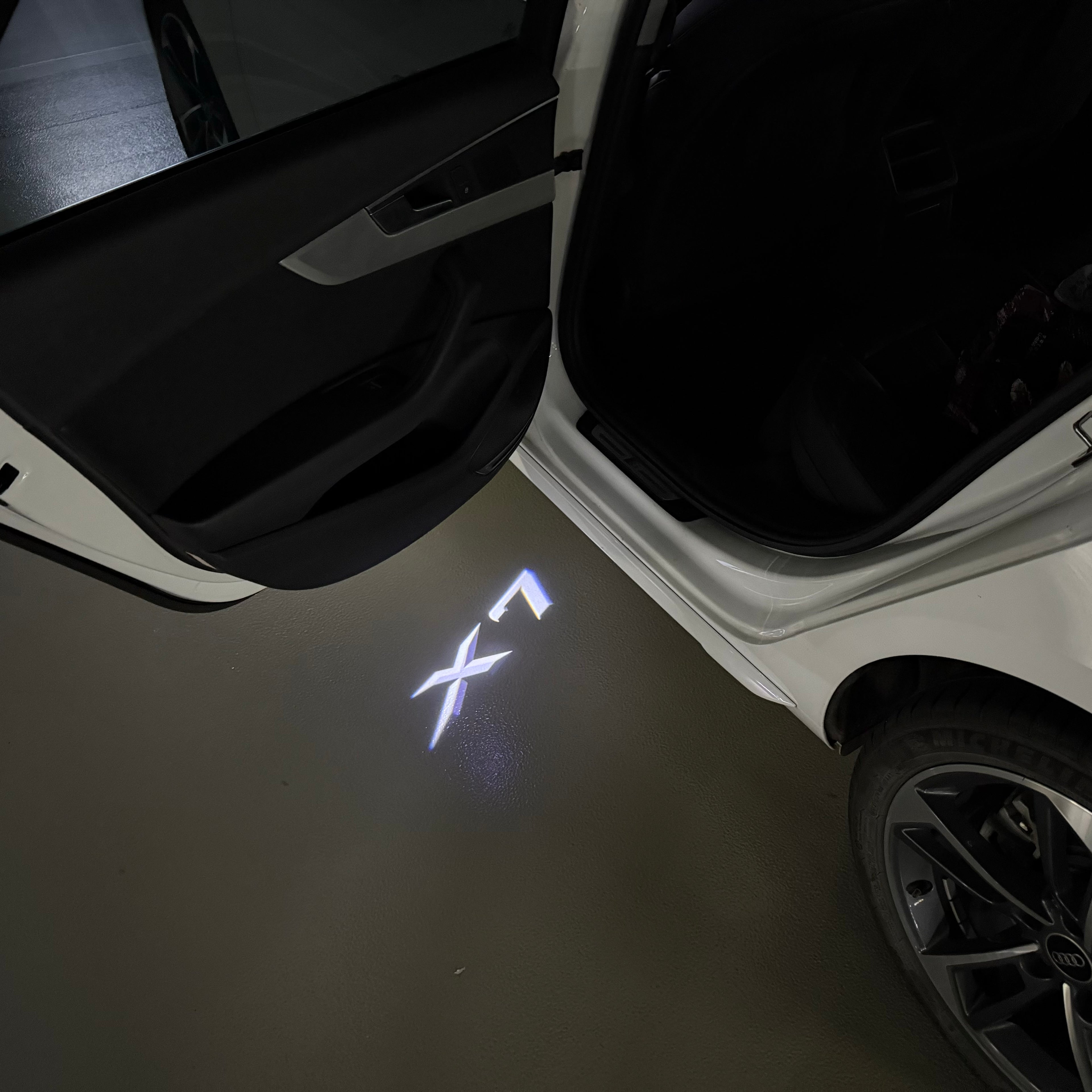 BMW M3 LOGO PROJECTOR LIGHTS Nr.24 (الكمية 1 = 1 مجموعة / 2 أضواء باب)