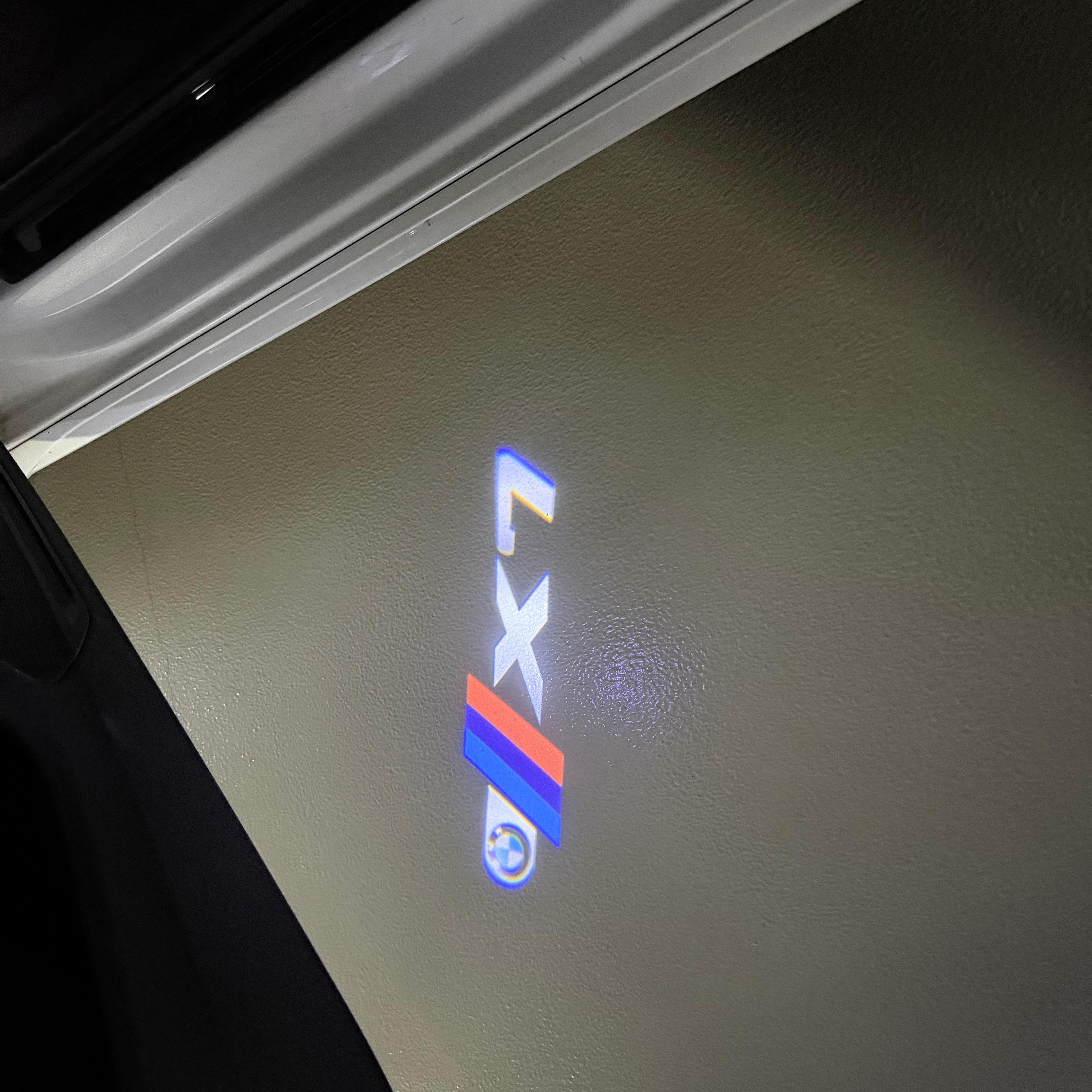 BMW M3 LOGO PROJECTOR LIGHTS Nr.24 (الكمية 1 = 1 مجموعة / 2 أضواء باب)