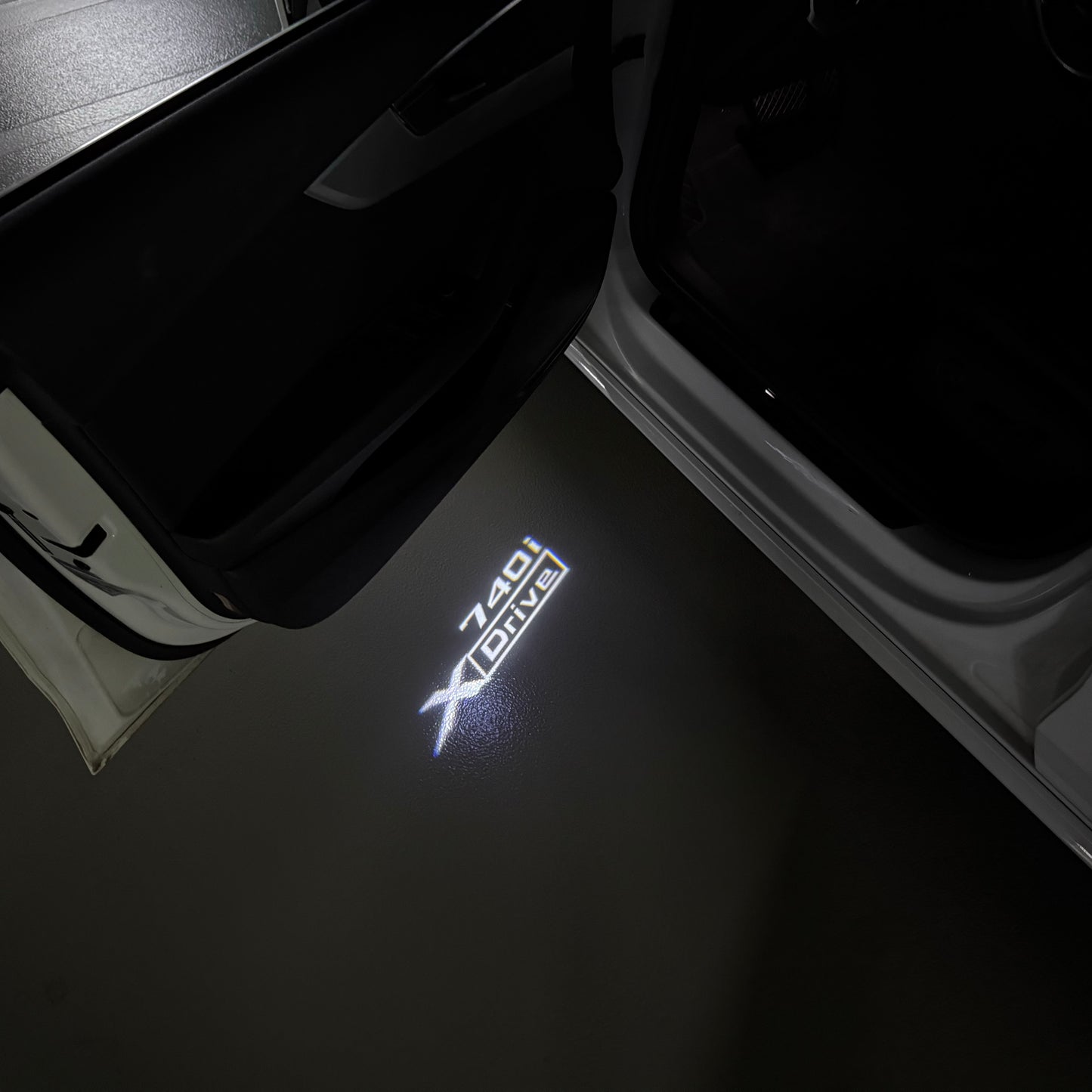 BMW  7 SERIES 740 i  LOGO PROJECTOT LIGHTS (quantity 1 = 1 sets/2 door lights) Nr.6024q122