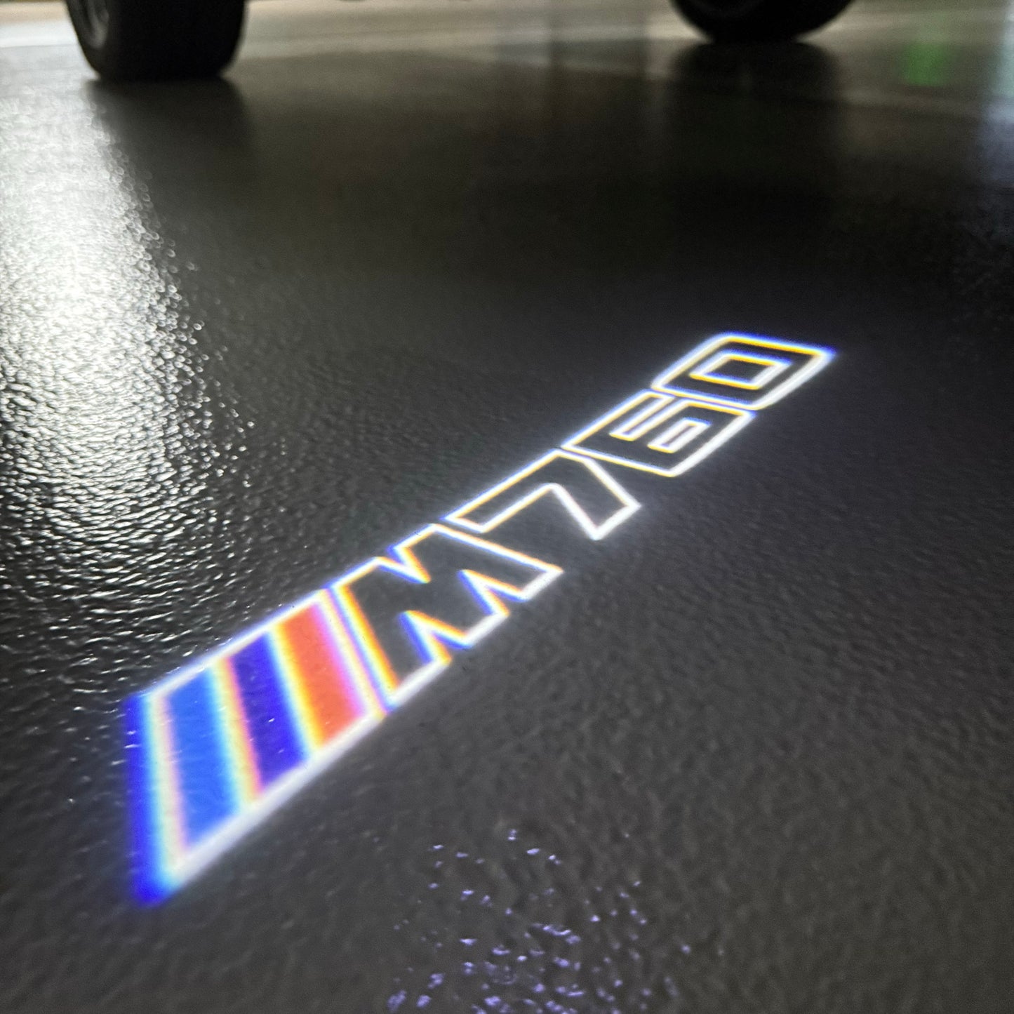 BMW   7 SERIES M760    LOGO PROJECTOT LIGHTS (quantity 1 = 1 sets/2 door lights) Nr.6024q171