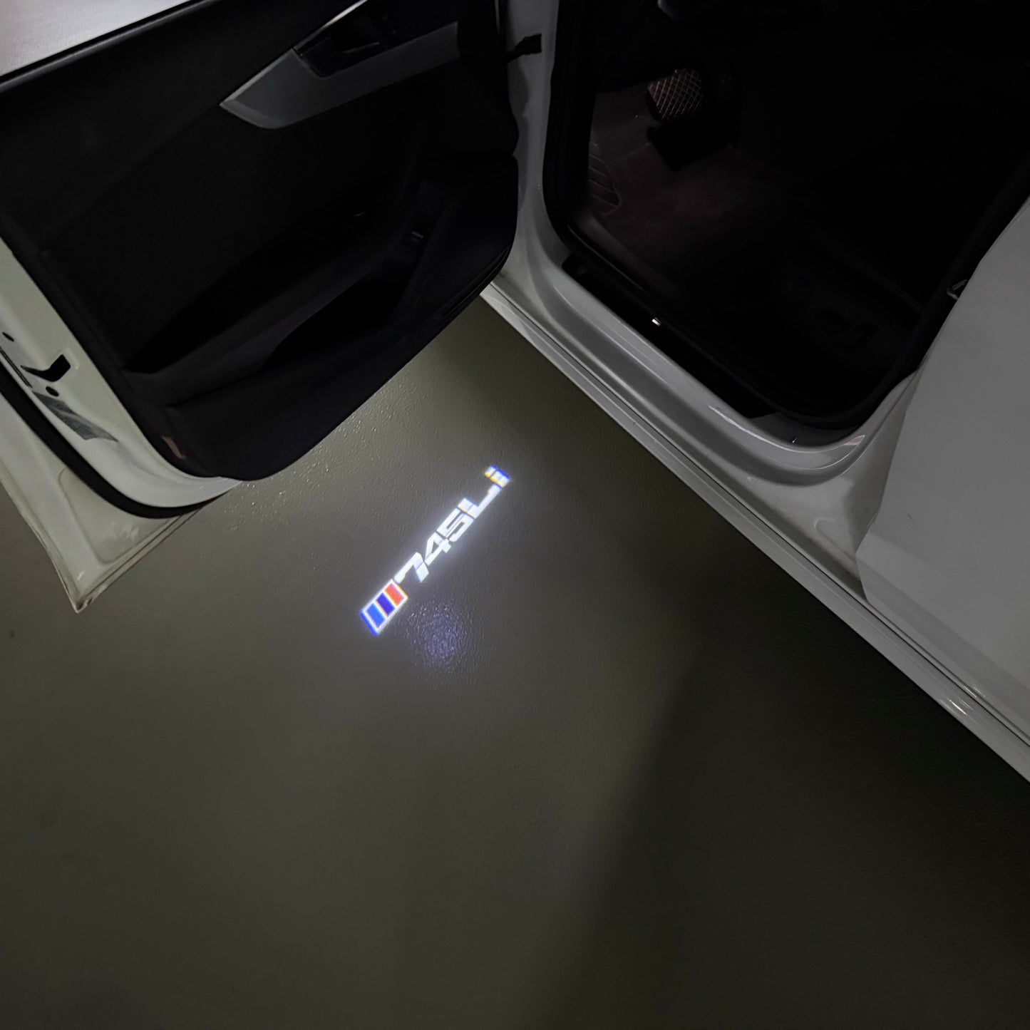 BMW  7 SERIES 745 Li  LOGO PROJECTOT LIGHTS (quantity 1 = 1 sets/2 door lights) Nr.6024q172