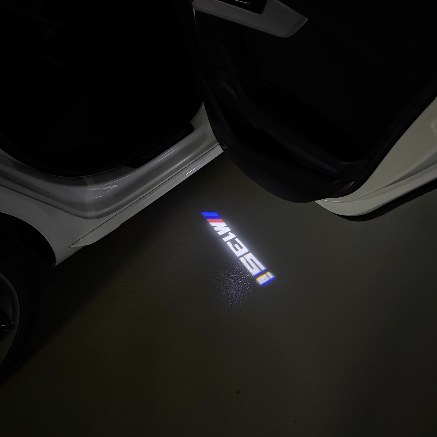 BMW  1 SERIES  M135   LOGO PROJECTOT LIGHTS (quantity 1 = 1 sets/2 door lights) Nr.6024t1G