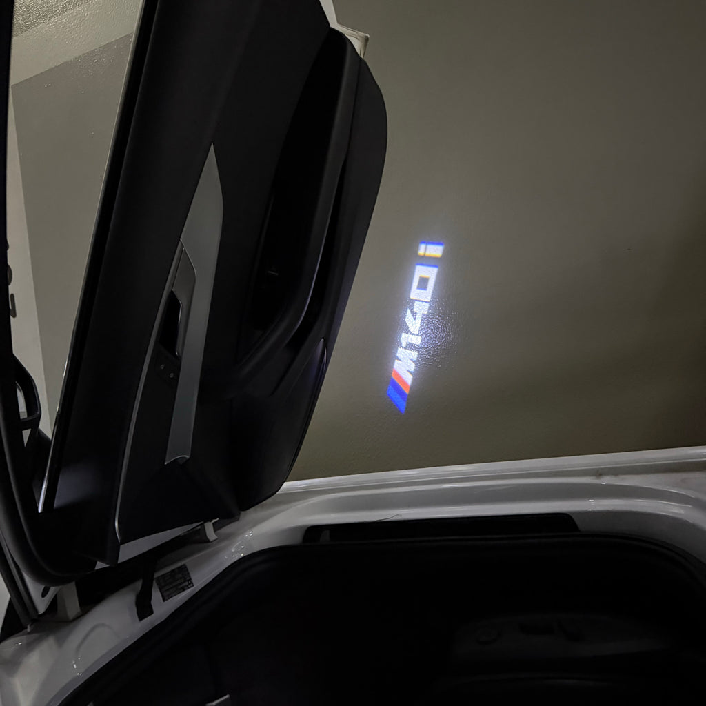 BMW M3 LOGO PROJECTOR LIGHTS Nr.24 (الكمية 1 = 1 مجموعة / 2 أضواء باب)