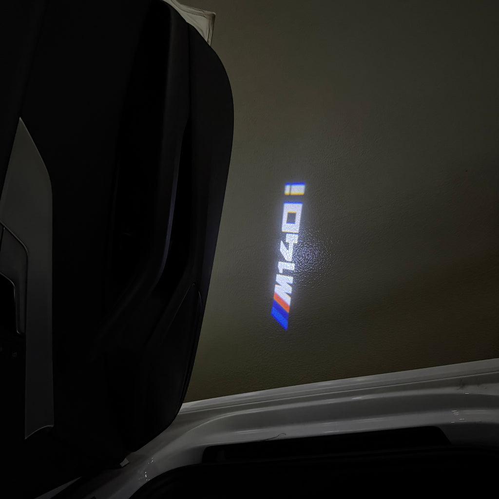 BMW M3 LOGO PROJECTOR LIGHTS Nr.24 (الكمية 1 = 1 مجموعة / 2 أضواء باب)