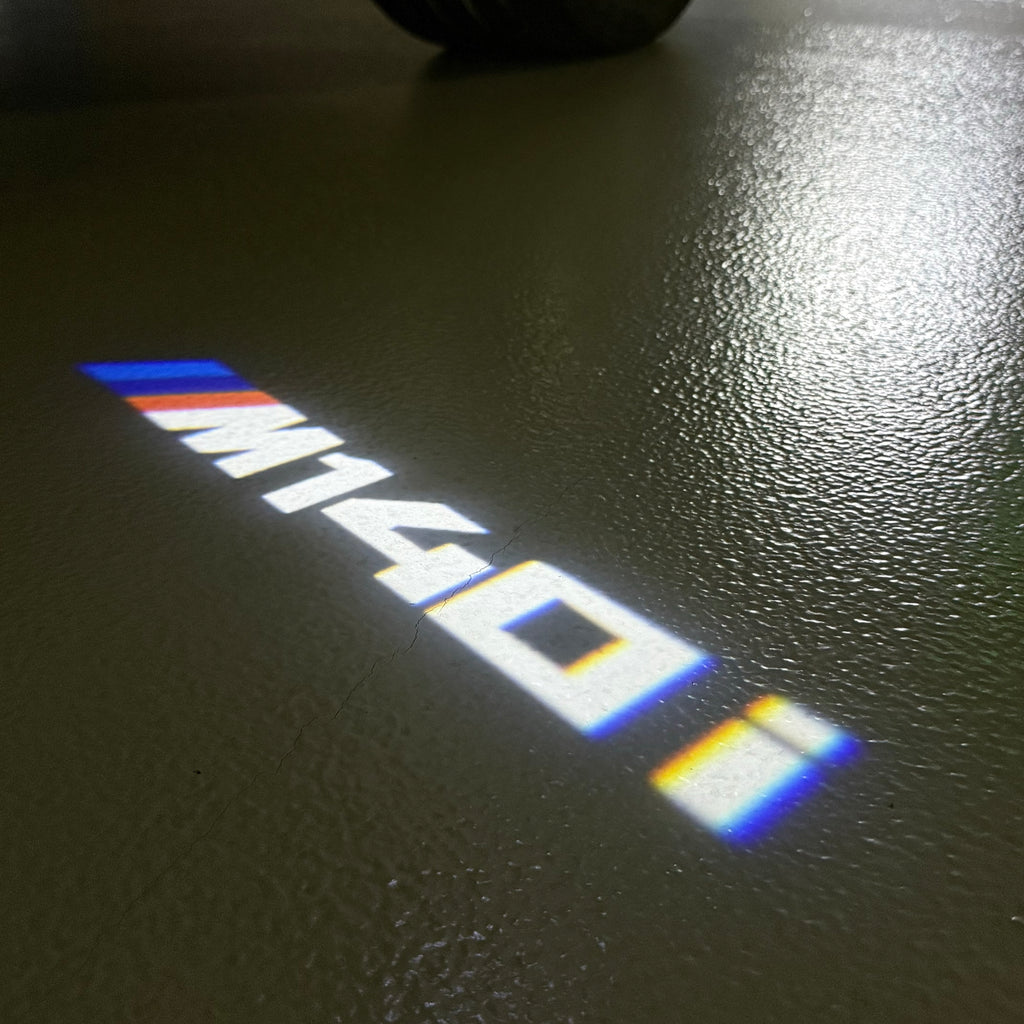 BMW M3 LOGO PROJECTOR LIGHTS Nr.24 (الكمية 1 = 1 مجموعة / 2 أضواء باب)