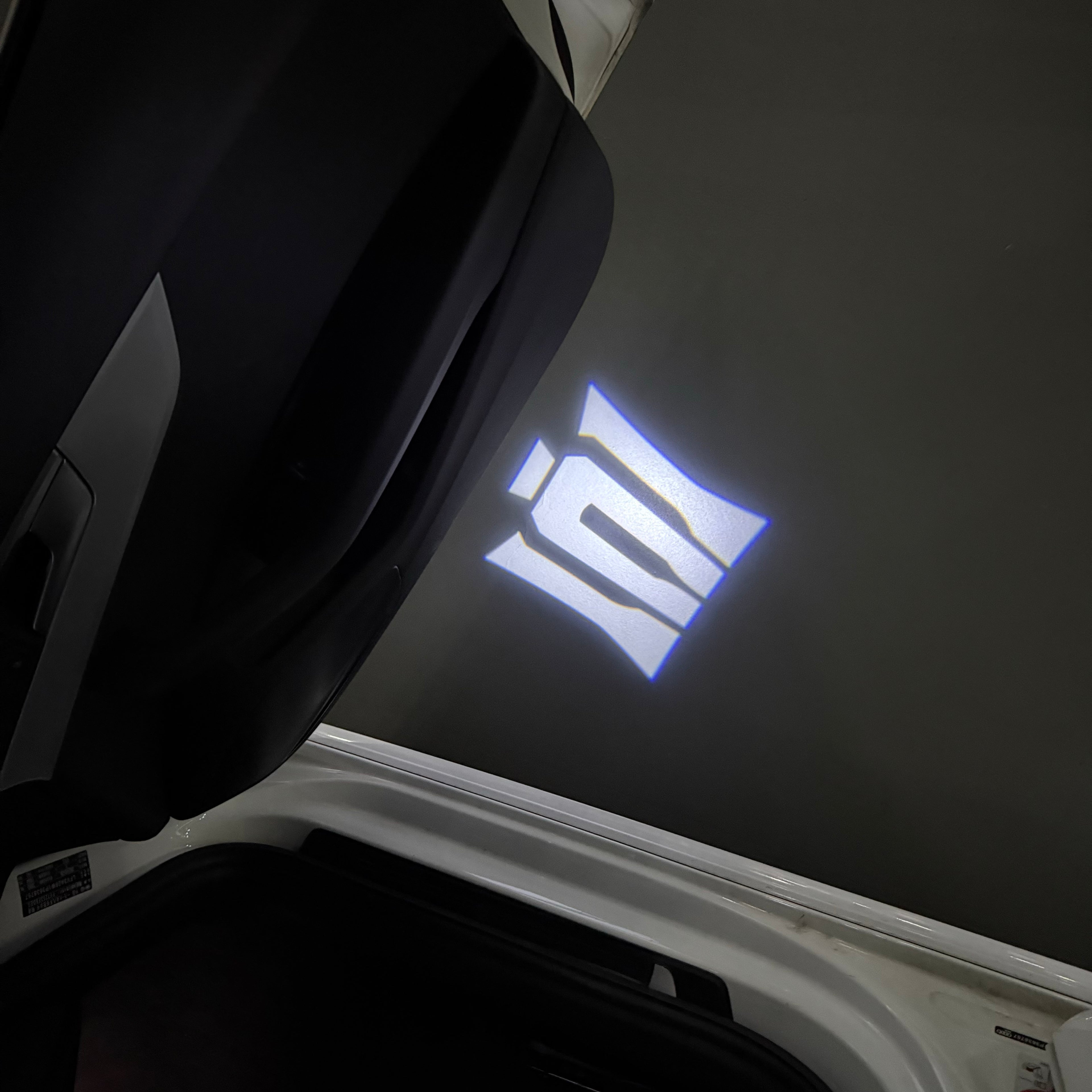 TOYOTA  CROWN  LOGO PROJECROTR LIGHTS  (quantity 1 = 1 sets/2 door lights) Nr.0GP33