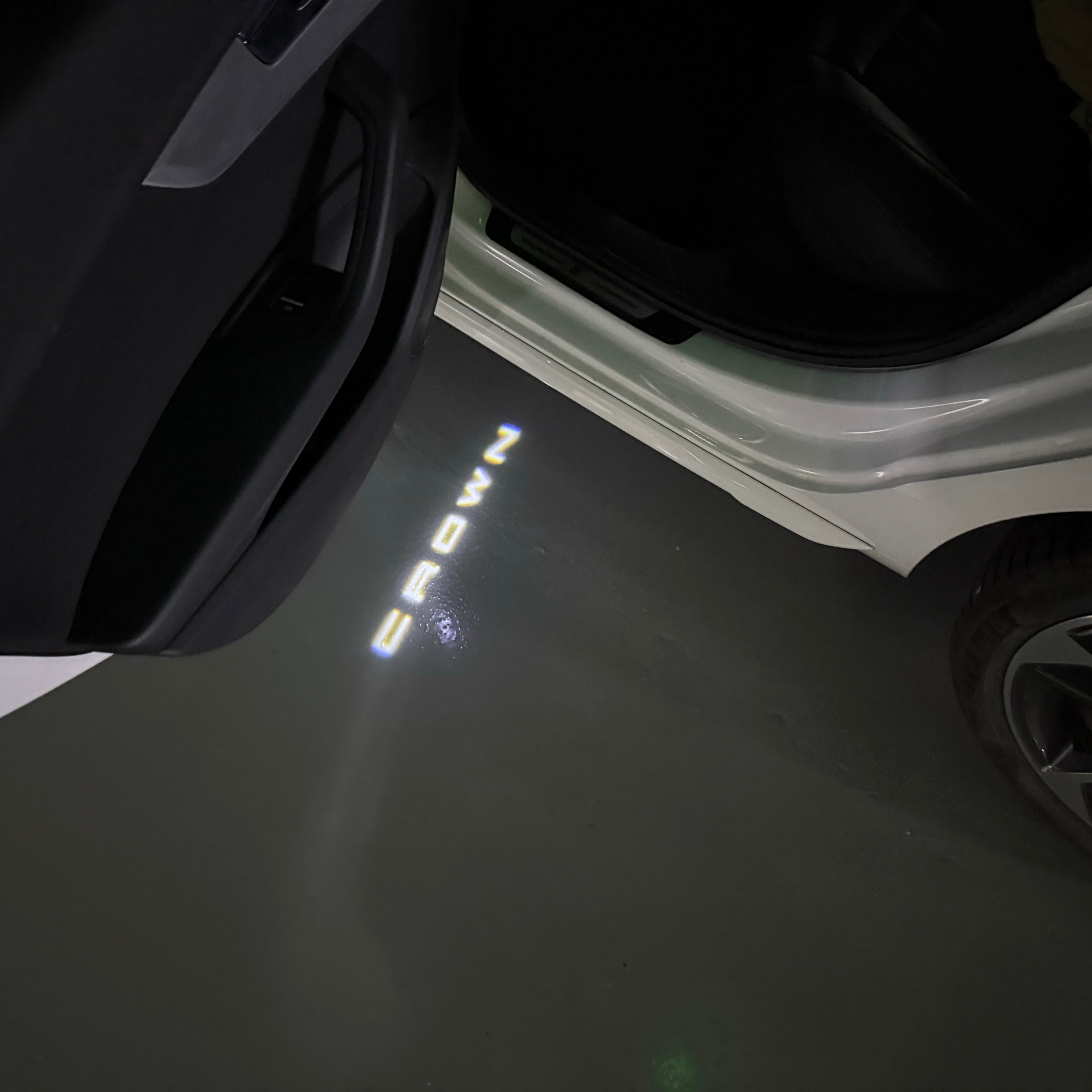 TOYOTA  CROWN  LOGO PROJECROTR LIGHTS  (quantity 1 = 1 sets/2 door lights) Nr.0GP30