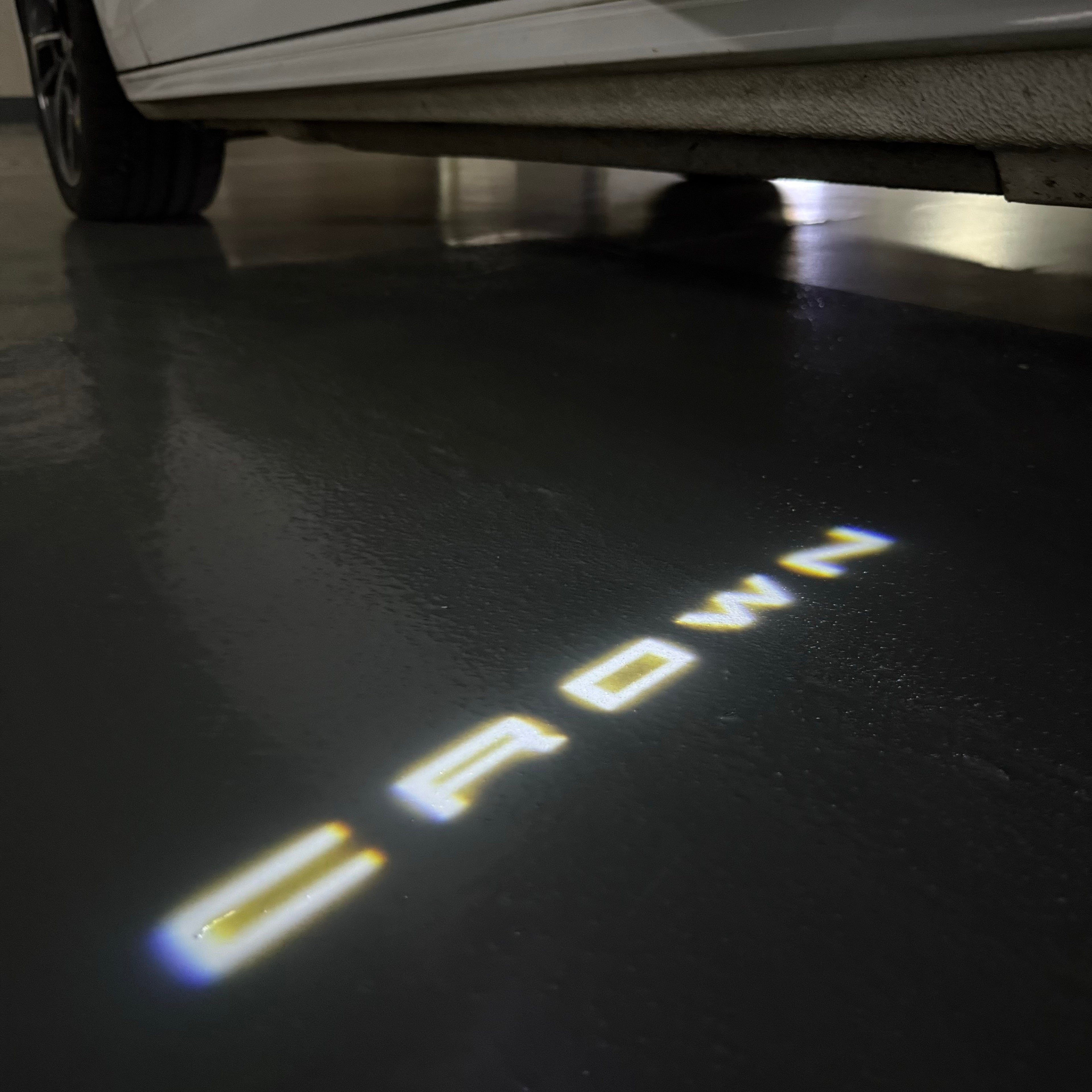 TOYOTA  CROWN  LOGO PROJECROTR LIGHTS  (quantity 1 = 1 sets/2 door lights) Nr.0GP30