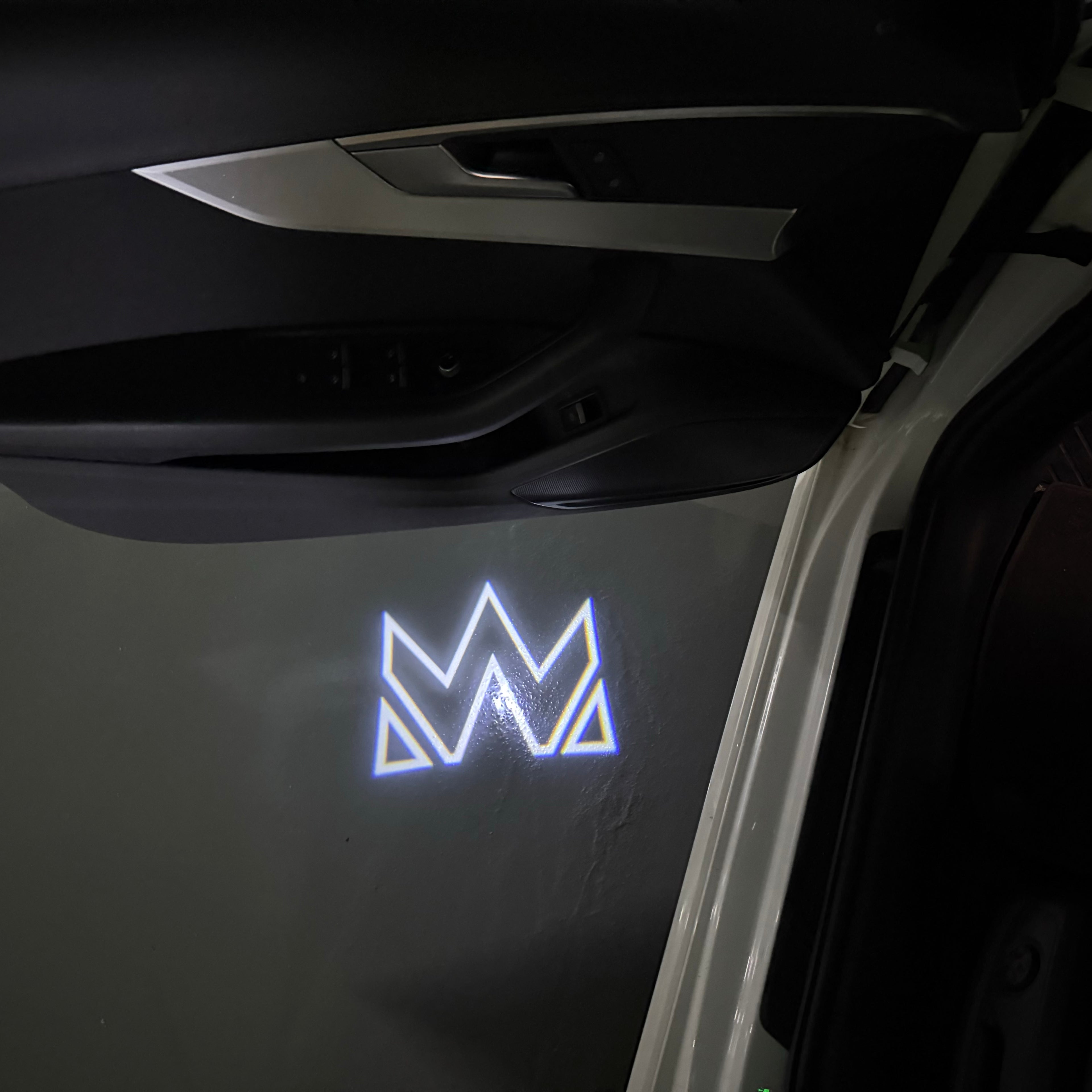 TOYOTA  CROWN  LOGO PROJECROTR LIGHTS  (quantity 1 = 1 sets/2 door lights) Nr.0GP28