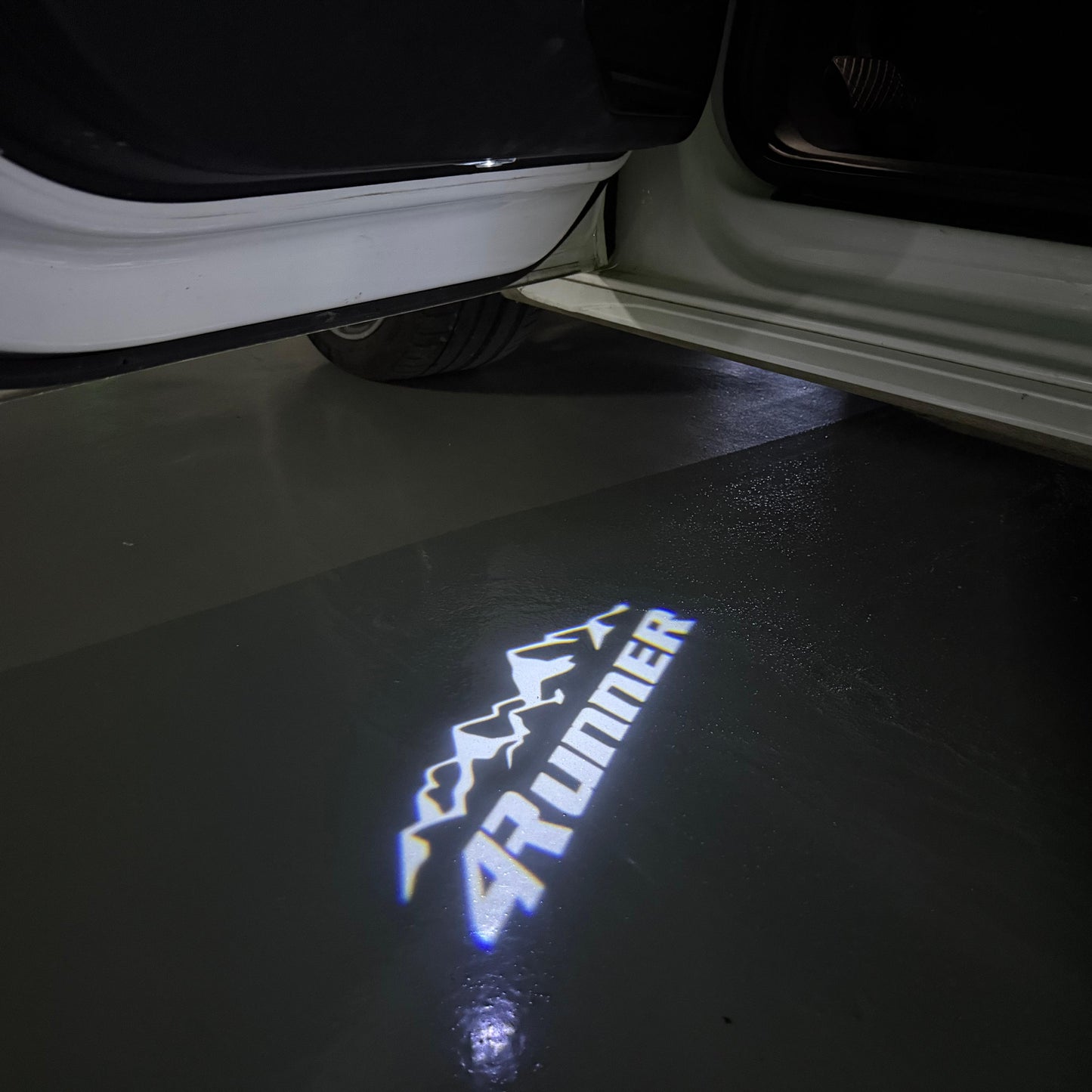 TOYOTA  4RUNNER  LOGO PROJECROTR LIGHTS  (quantity 1 = 1 sets/2 door lights) Nr.0GP07