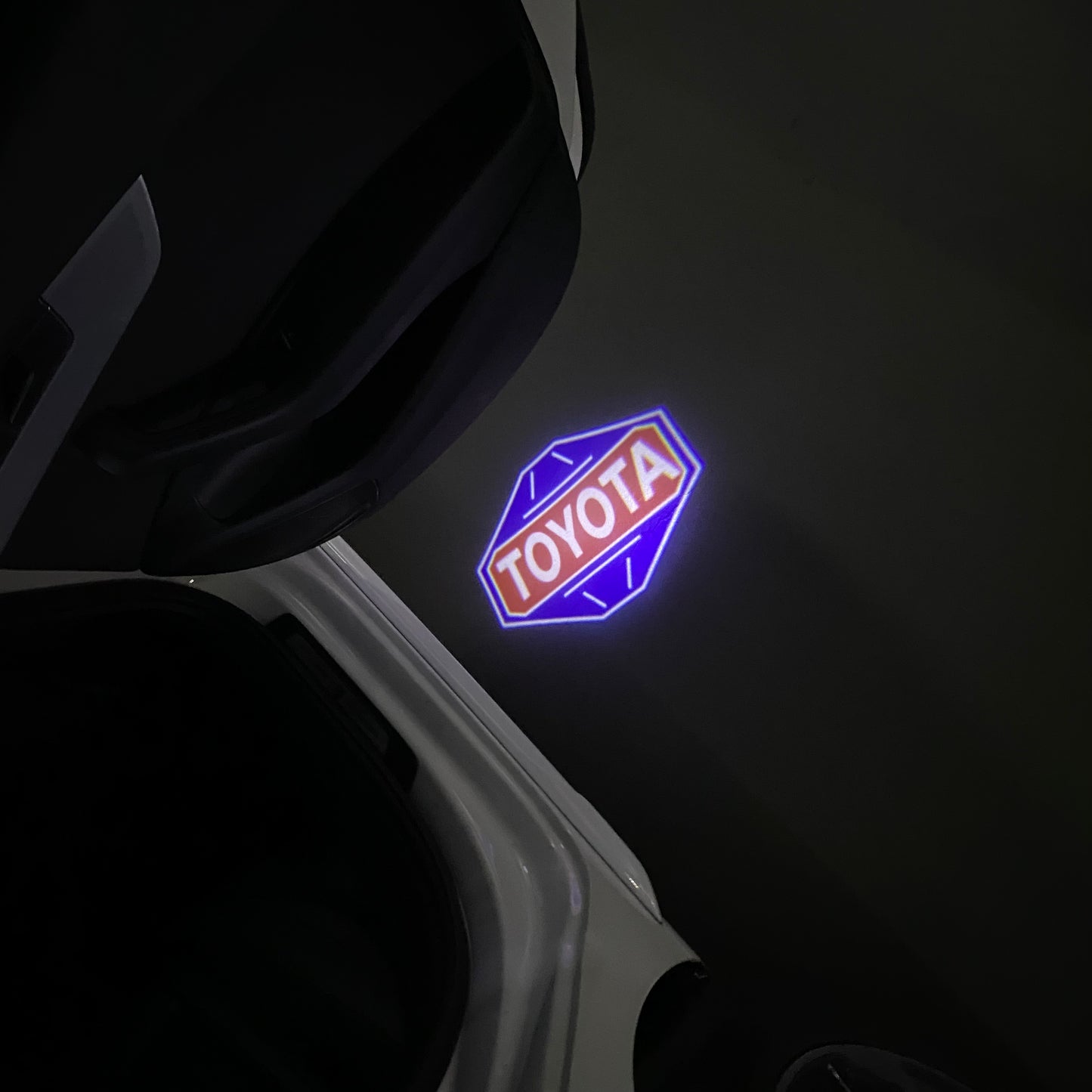 TOYOTA  ORIGINAL LOGO PROJECROTR LIGHTS  (quantity 1 = 1 sets/2 door lights) Nr.0G45