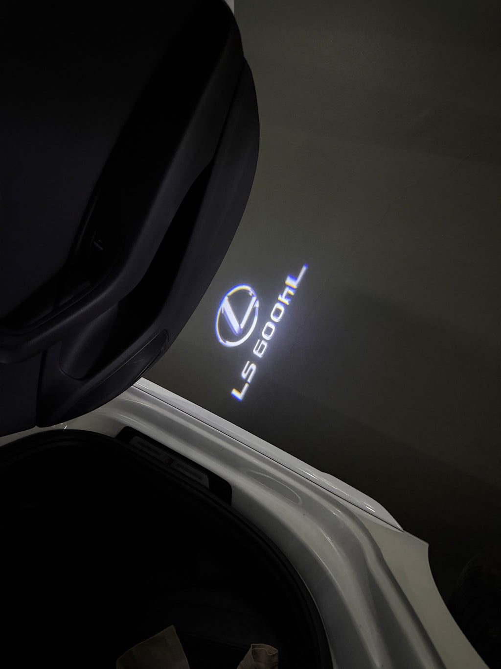 LEXUS LS 600hL LOGO PROJECROTR LIGHTS (quantity 1 = 1 sets/2 door lights)Nr.01a39