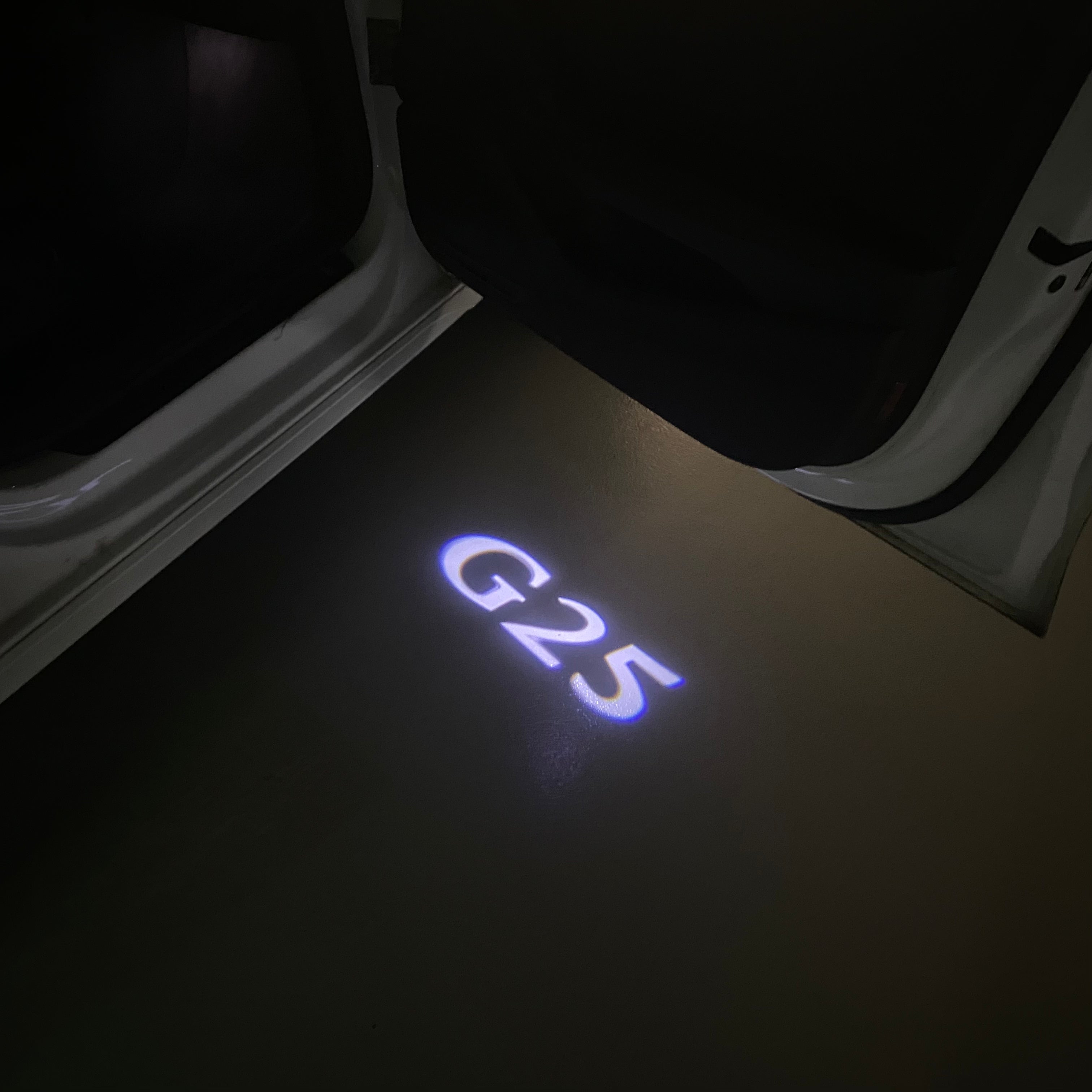 INFINITI G25 LOGO PROJECROTR LIGHTS Nr.40 (quantity 1 = 1 sets/2 door lights)