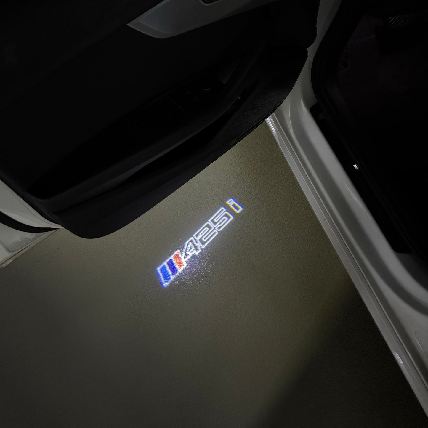 BMW  4 SERIES 425 i    LOGO PROJECTOT LIGHTS (quantity 1 = 1 sets/2 door lights) Nr.6024q52