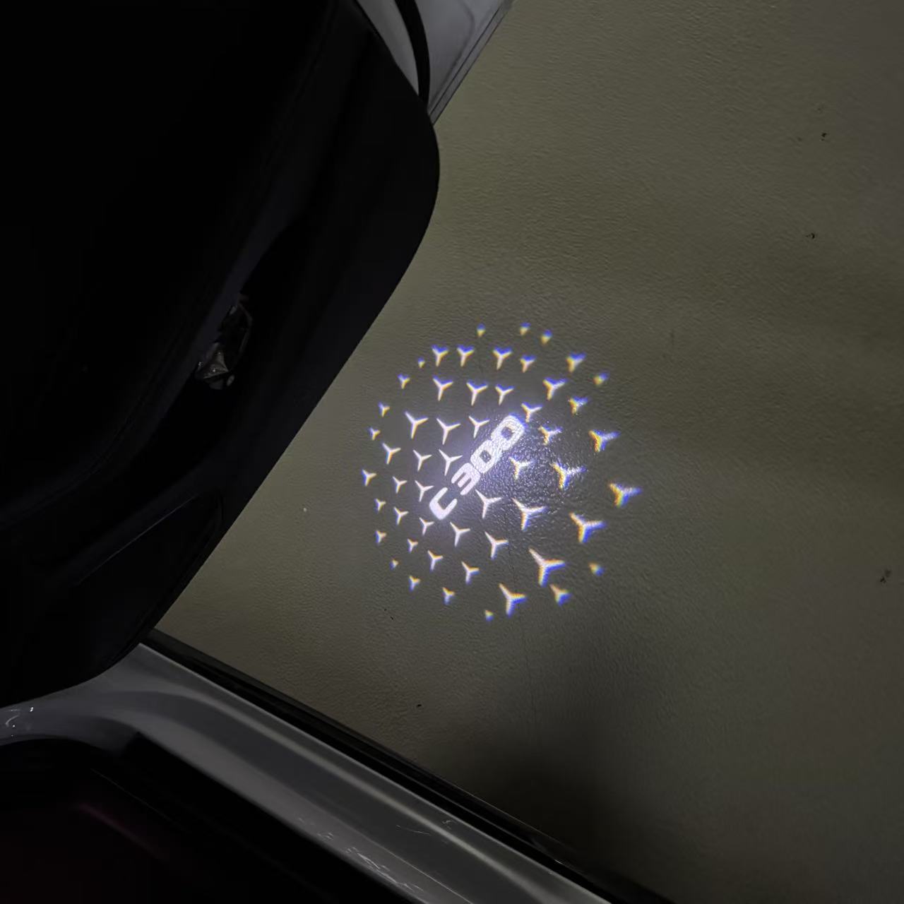 MERCEDES BENZ  C 300 LOGO PROJECTOT LIGHTS  (quantity 1 = 1 sets/2 door lights)Nr.03f034