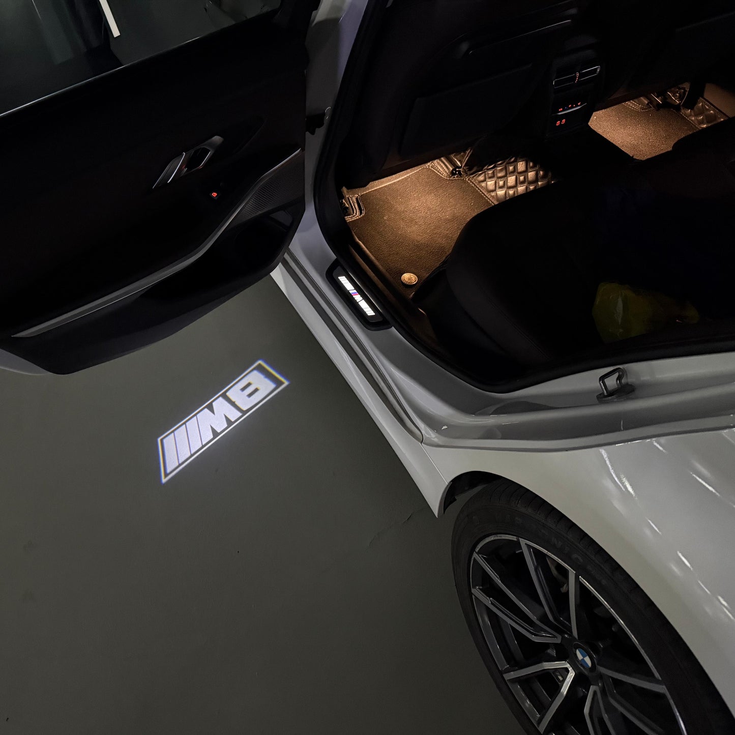 BMW 8 SERIES M8   LOGO PROJECTOT LIGHTS (quantity 1 = 1 sets/2 door lights) Nr.6024q107