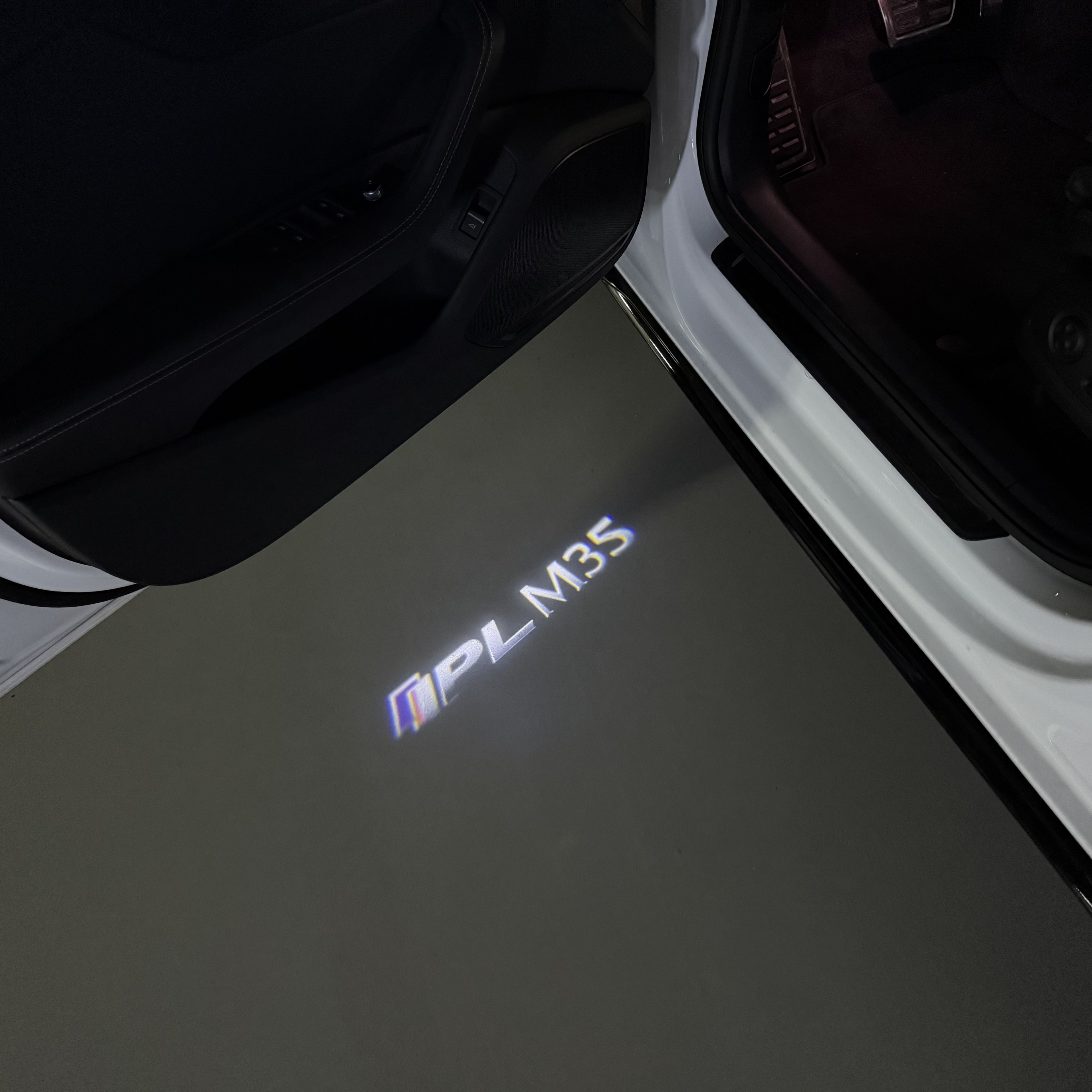 INFINITI  M35 LOGO PROJECROTR LIGHTS  (quantity 1 = 1 sets/2 door lights)Nr.74A94