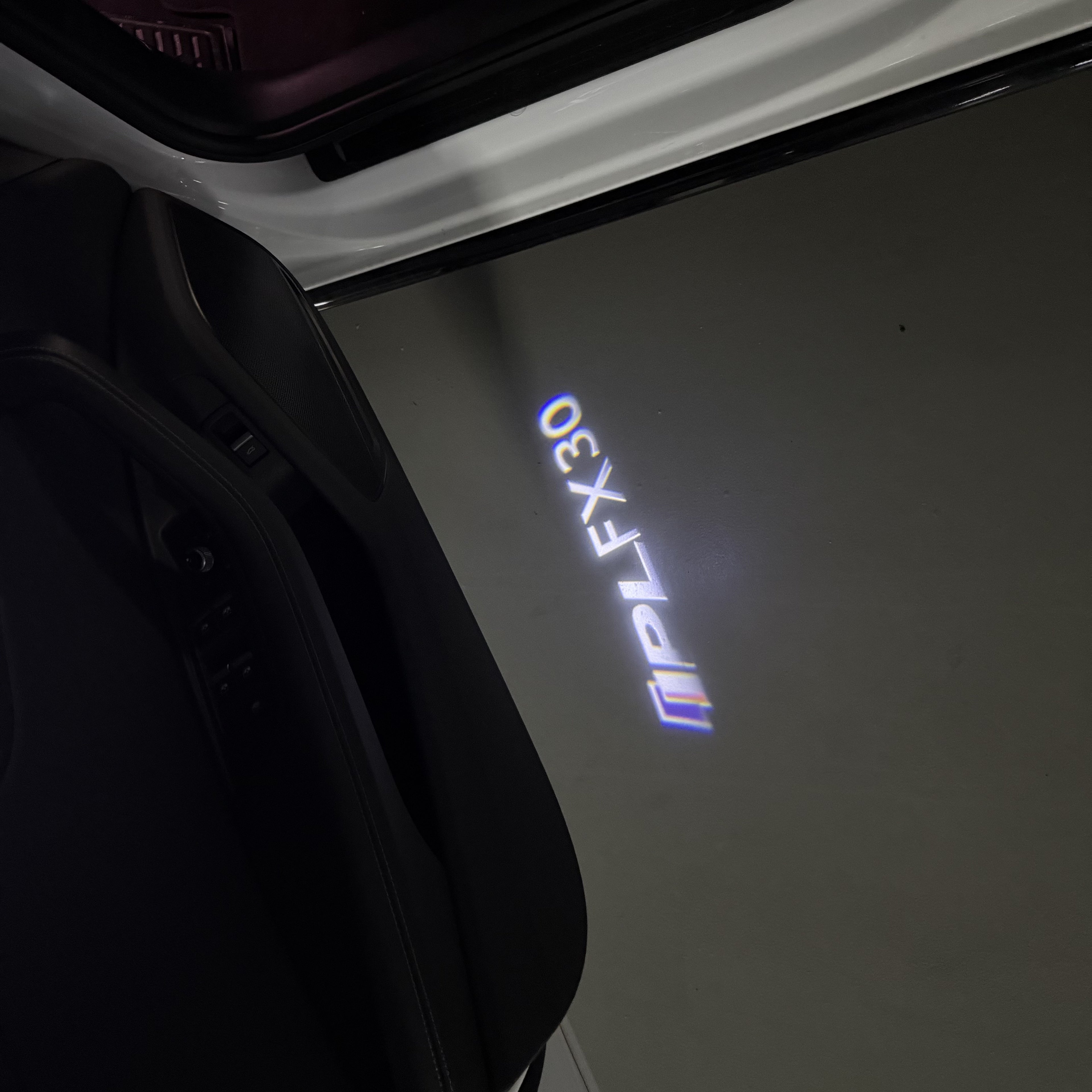 INFINITI  FX30 LOGO PROJECROTR LIGHTS  (quantity 1 = 1 sets/2 door lights)Nr.74A81