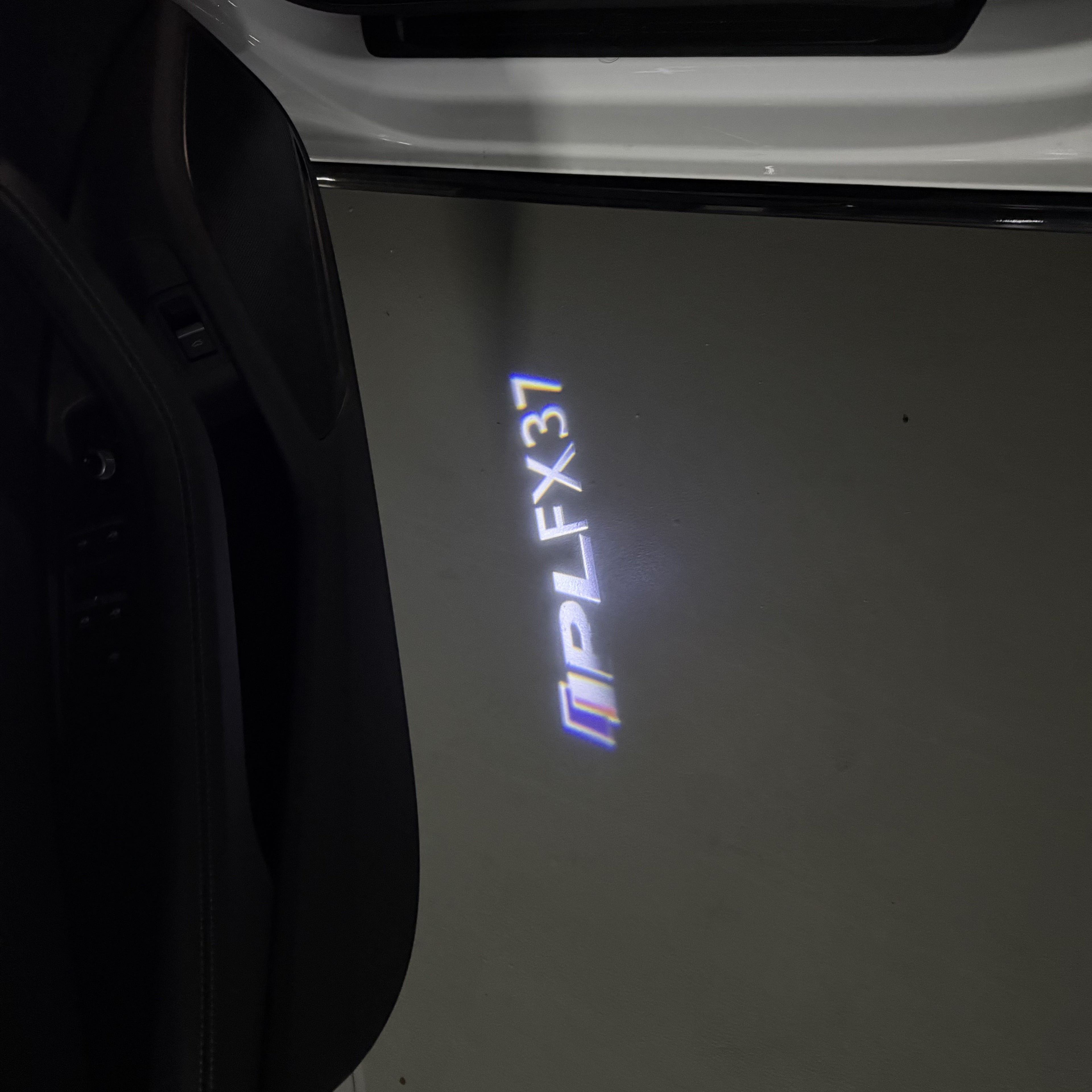 INFINITI  FX37 LOGO PROJECROTR LIGHTS  (quantity 1 = 1 sets/2 door lights)Nr.74A71