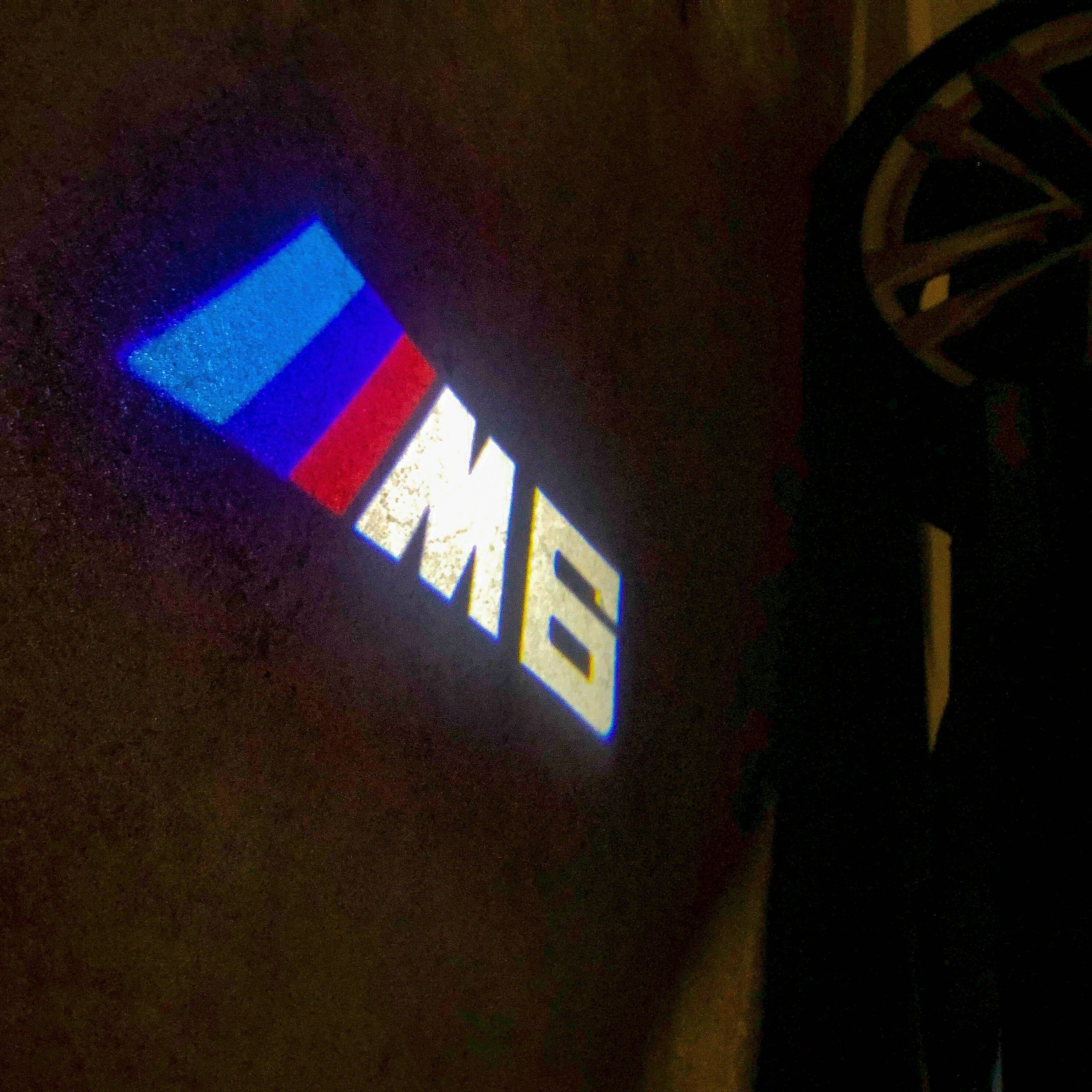 BMW M6 LOGO PROJECTOR LIGHTS Nr.04 (الكمية 1 = 1 مجموعة / 2 أضواء باب)