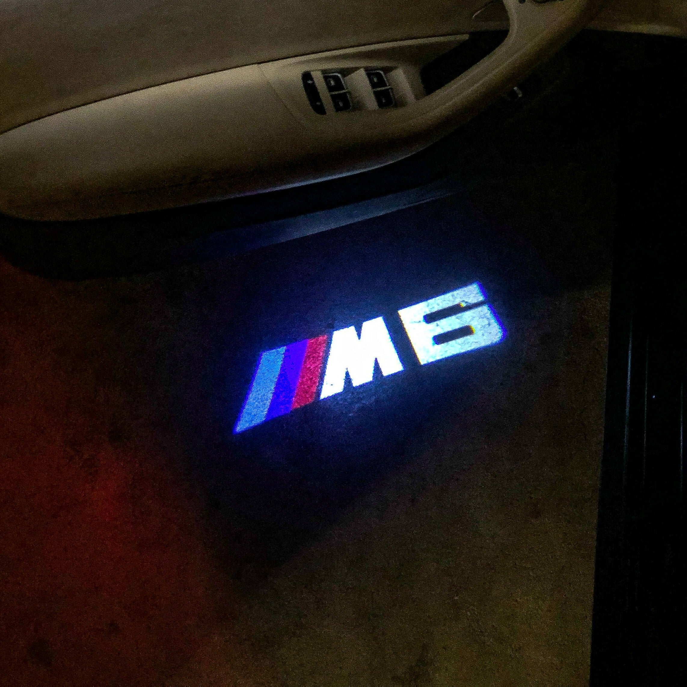 BMW M6 LOGO PROJECTOR LIGHTS Nr.04 (الكمية 1 = 1 مجموعة / 2 أضواء باب)
