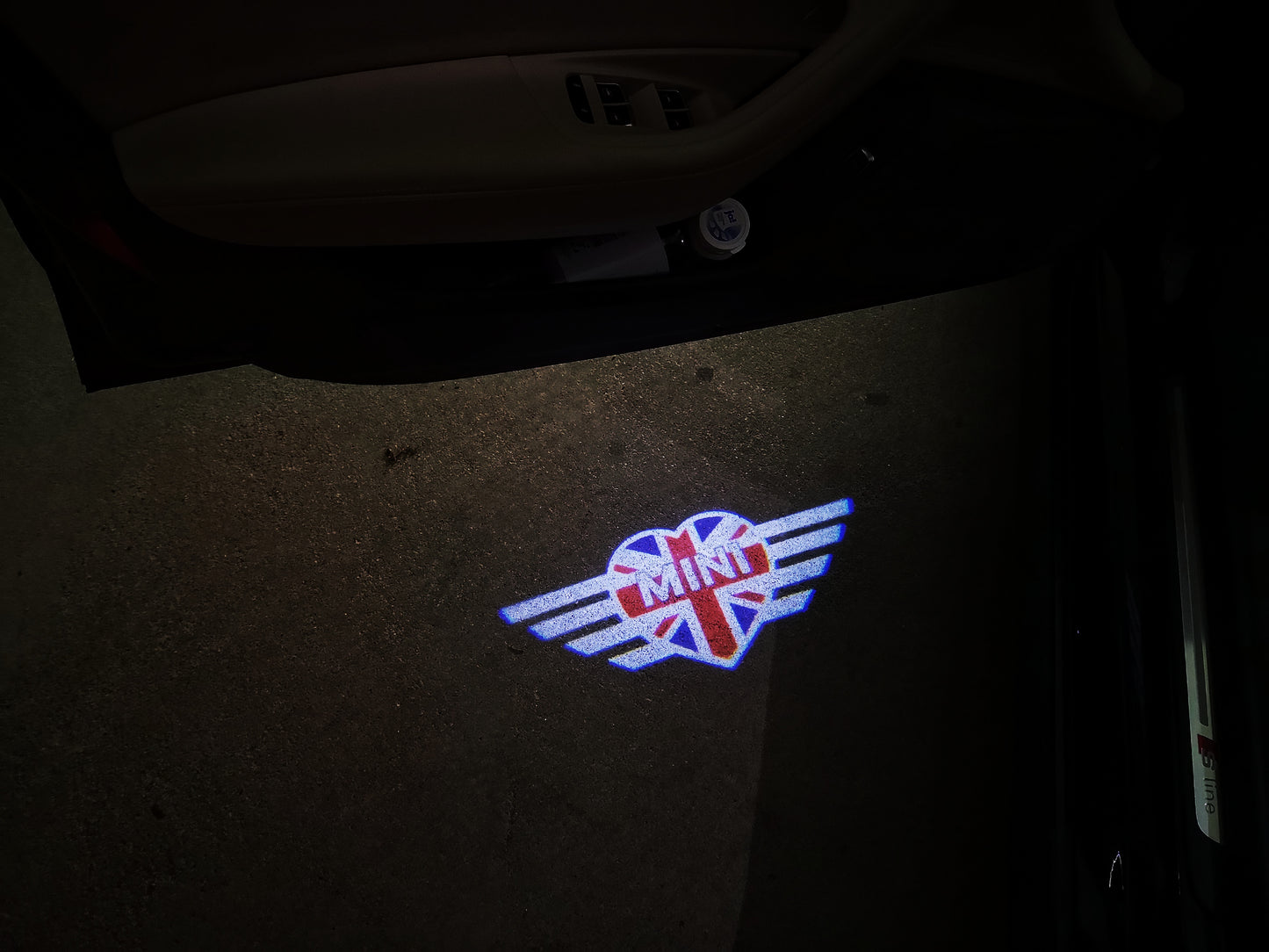 MINI  BRITISH NATIONAL FLAG WITH MINI  LOGO PROJECROTR LIGHTS Nr.10 (quantity  1 =  2 Logo Film /  2 door lights)