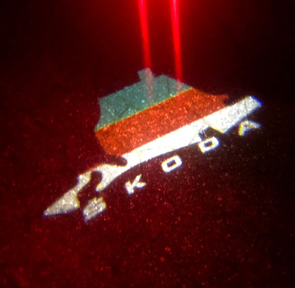 SKODA LOGO PROJECTOR LIGHTS Nr.48 (الكمية 1 = 2 شعار فيلم / 2 مصباح باب)