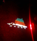 SKODA LOGO PROJECTOR LIGHTS Nr.48 (الكمية 1 = 2 شعار فيلم / 2 مصباح باب)