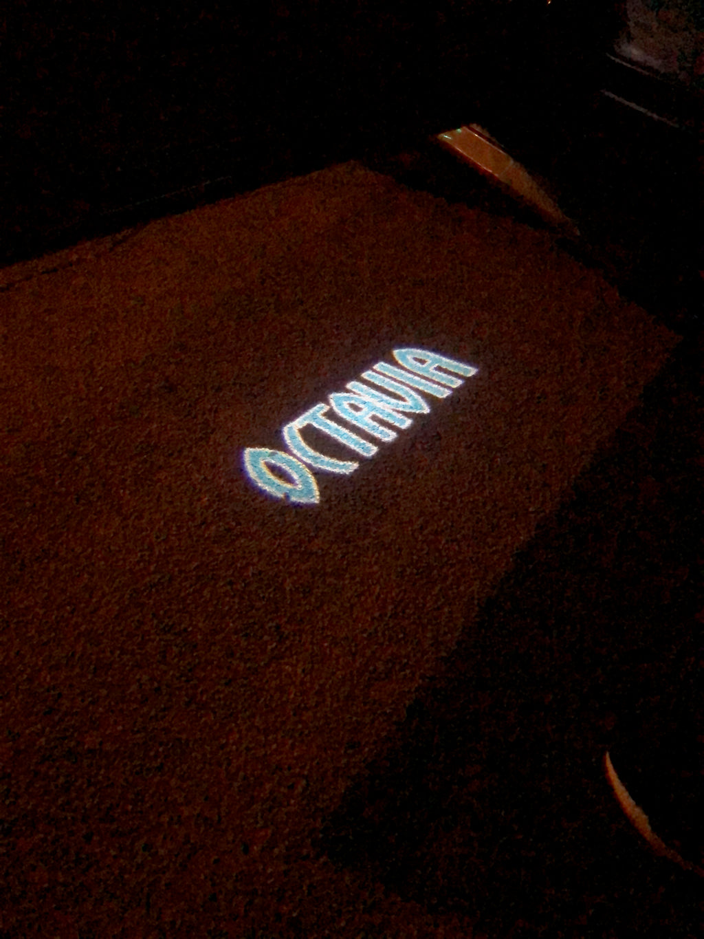 سكودا LOGO PROJECTOR LIGHTS Nr.83 (الكمية 1 = 2 شعار فيلم / 2 باب)