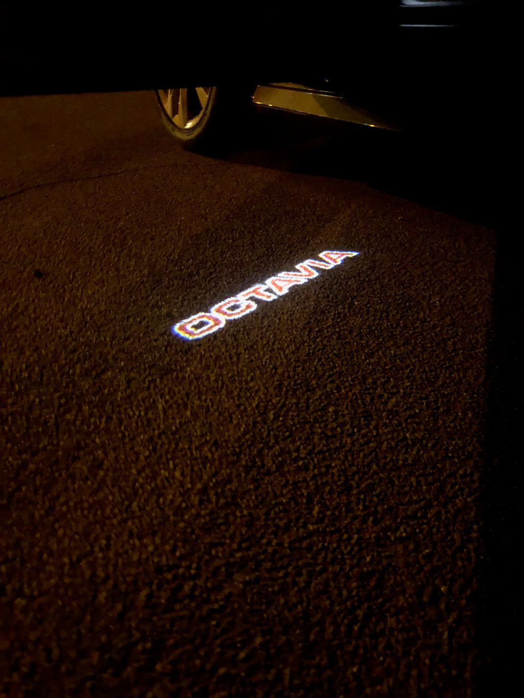 SKODA OCTAVIA LOGO LIGHTS Nr.106 (cantidad 1 = 2 logo película / 2 luces de puerta)
